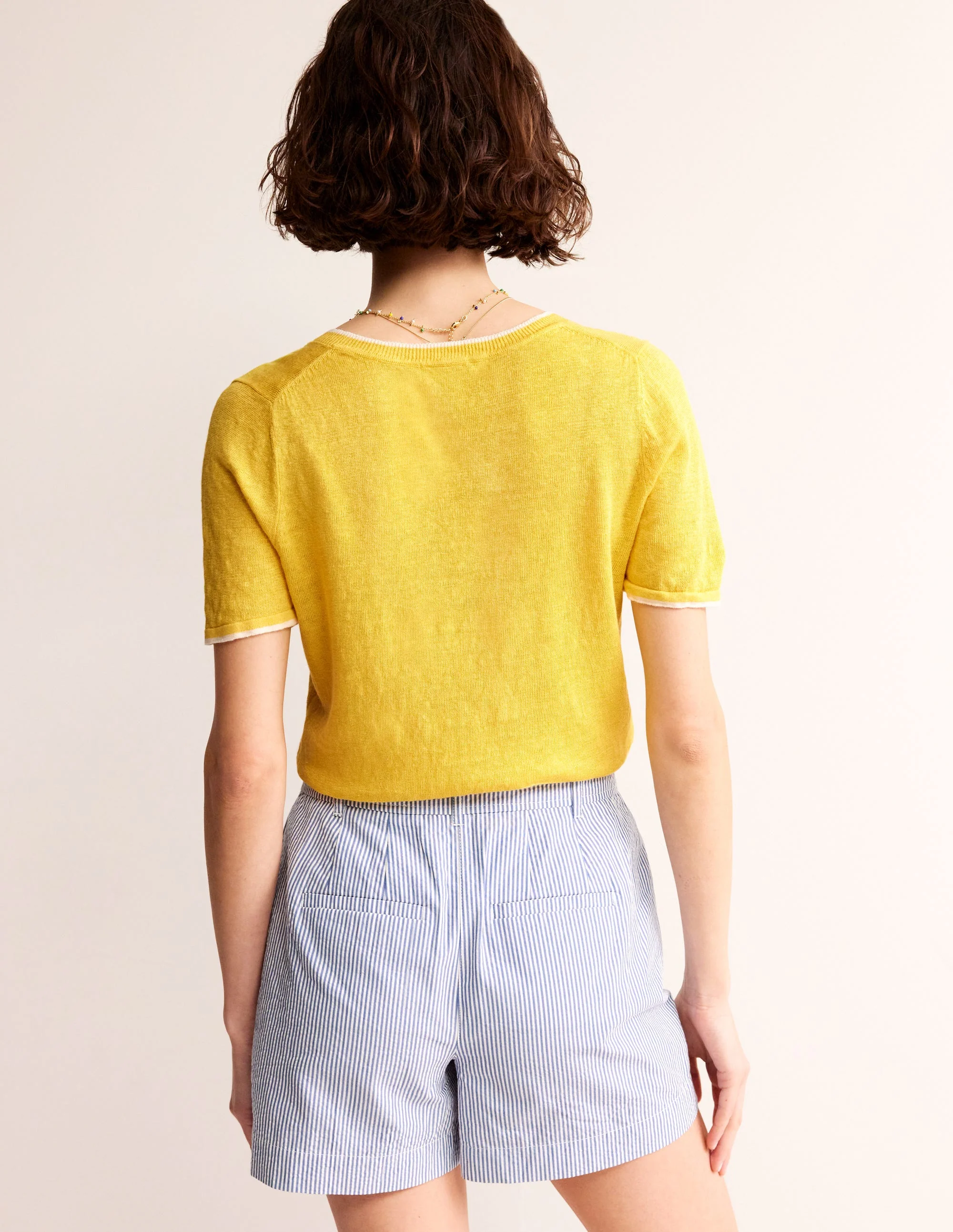 Maggie T-Shirt aus Leinen mit V-Ausschnitt-Narzissengelb - Image 3
