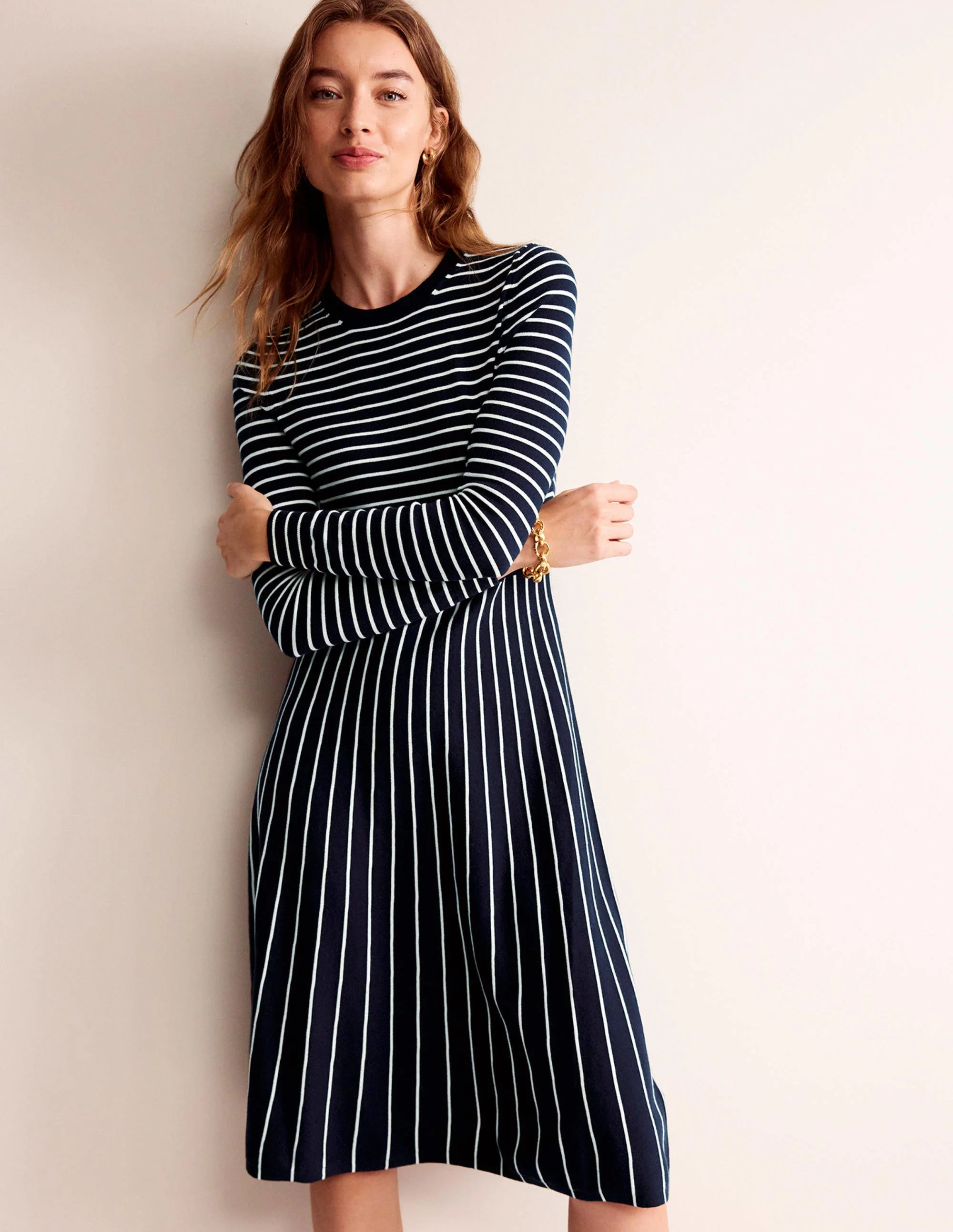 Maria Strick-Midikleid-Marineblau und Naturweiß