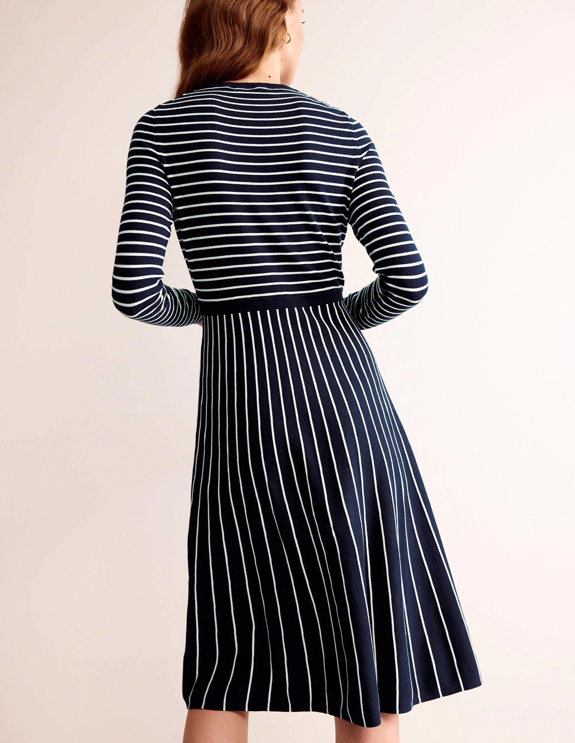 Maria Strick-Midikleid-Marineblau und Naturweiß - Image 3