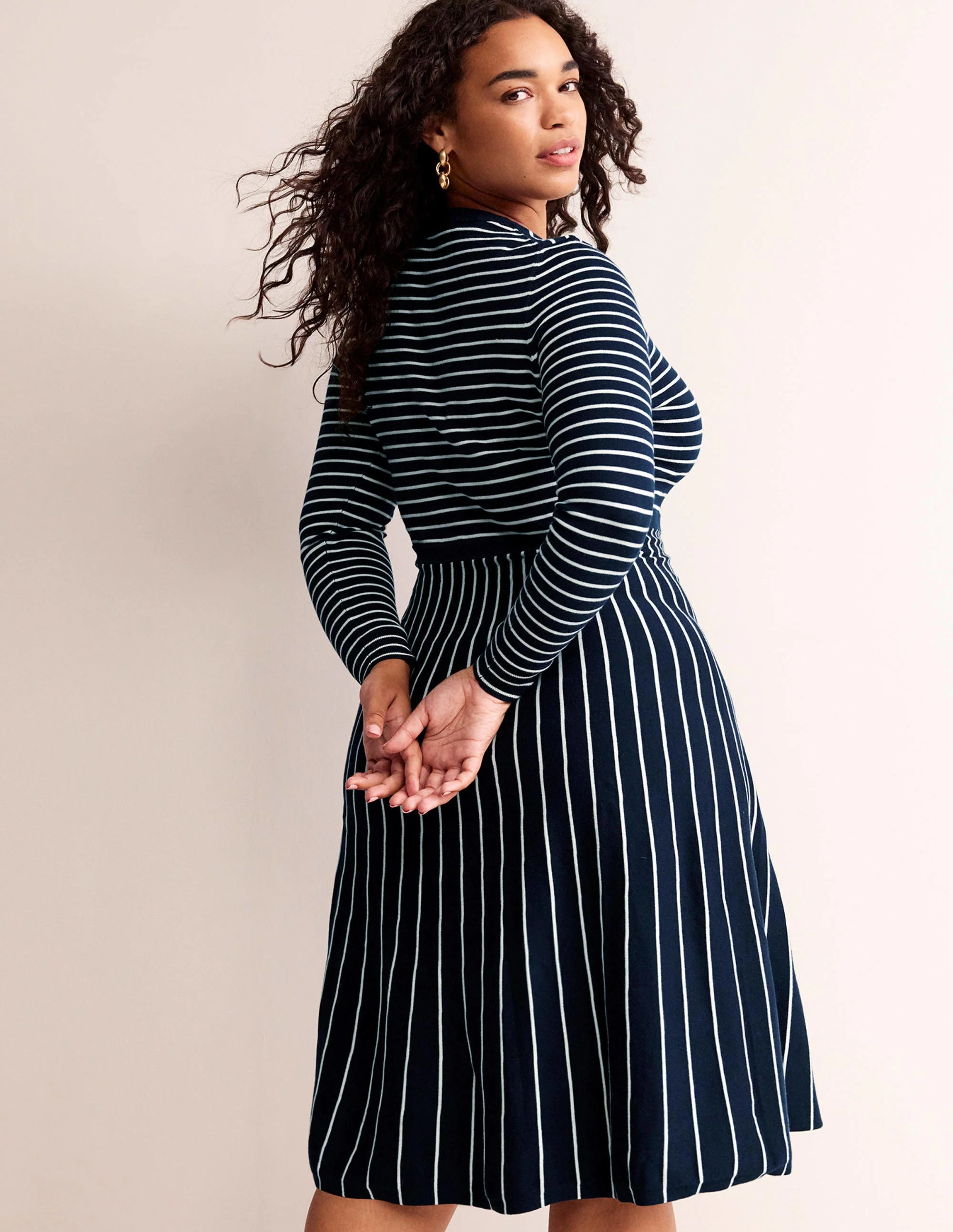 Maria Strick-Midikleid-Marineblau und Naturweiß - Image 9