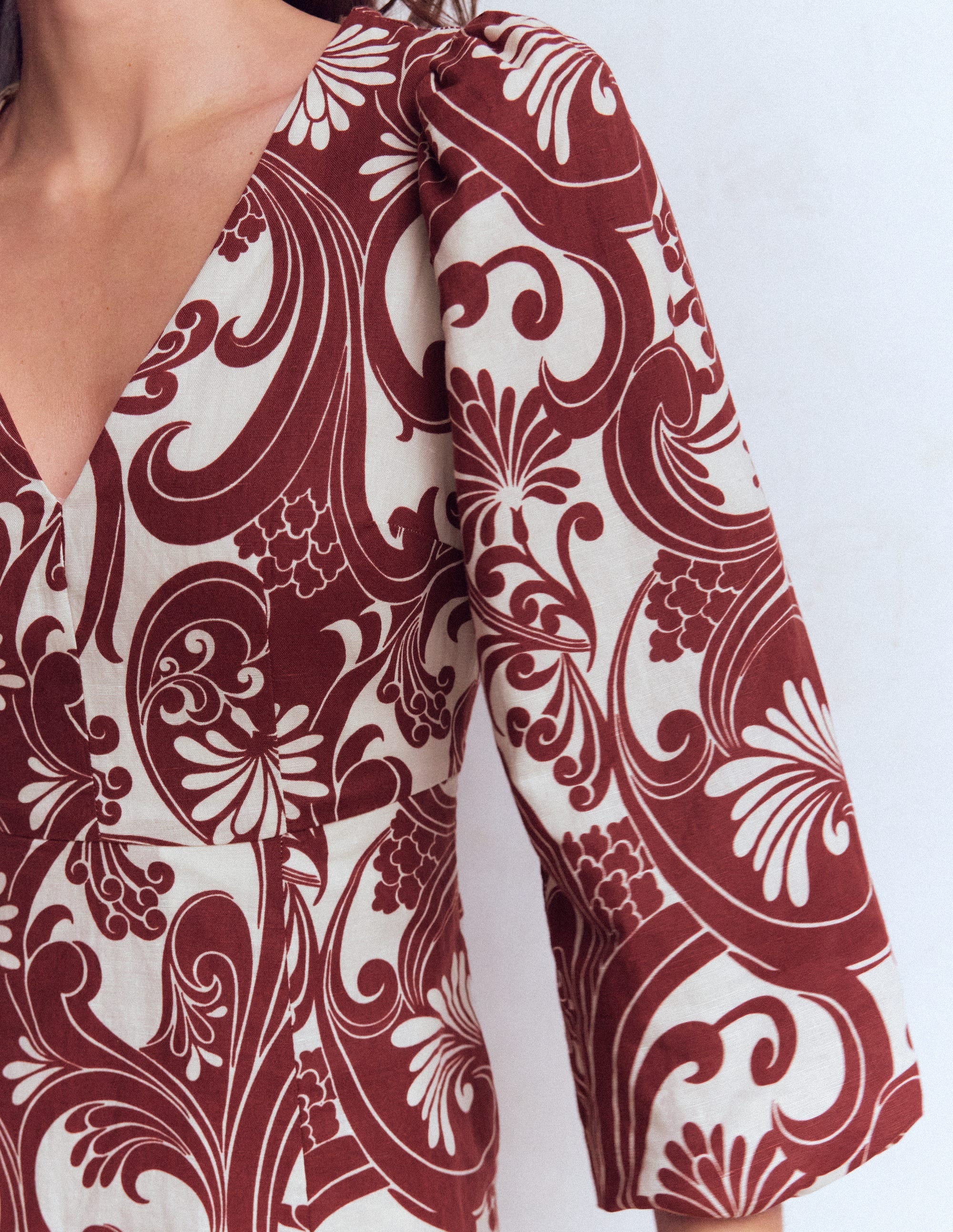 Marla Kurzes Kleid aus Leinenmischgewebe-Braun Laubwirbel - Image 3