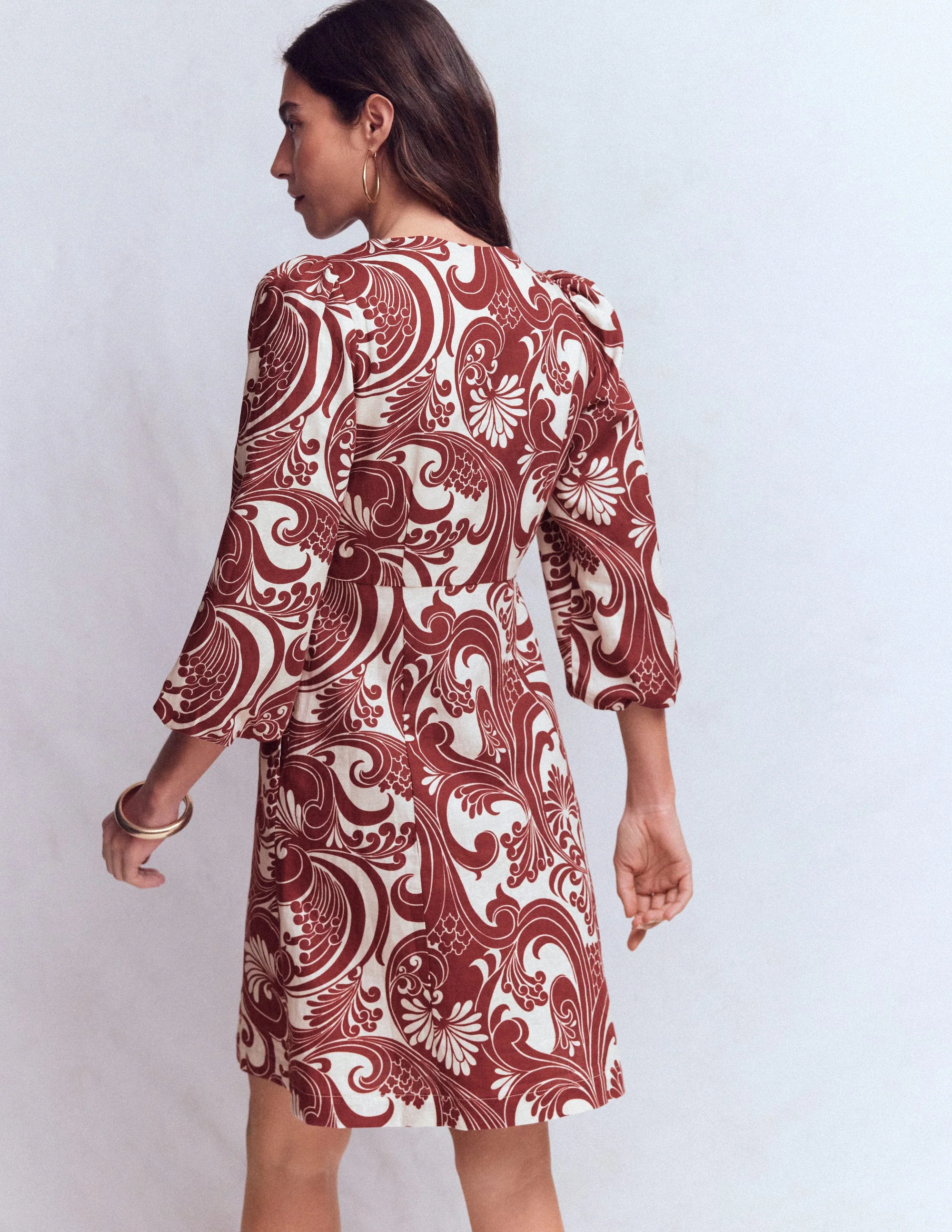 Marla Kurzes Kleid aus Leinenmischgewebe-Braun Laubwirbel - Image 4