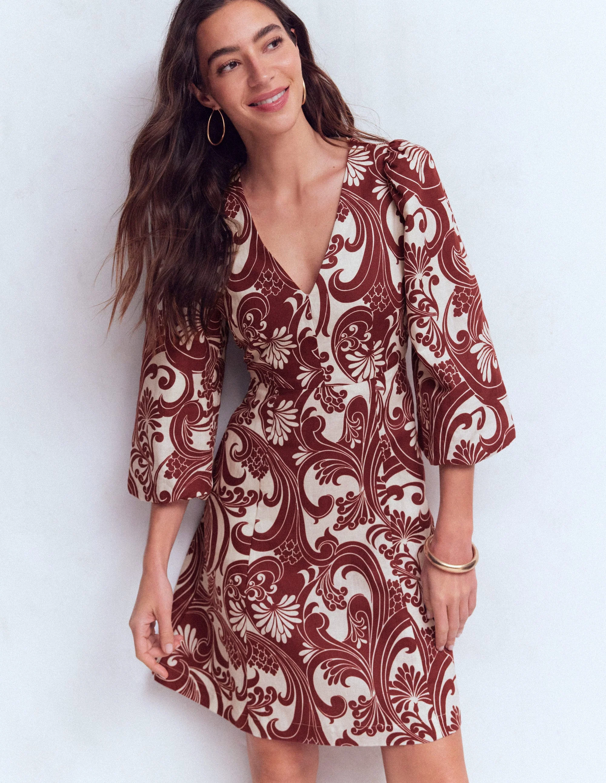 Marla Kurzes Kleid aus Leinenmischgewebe-Braun Laubwirbel - Image 6