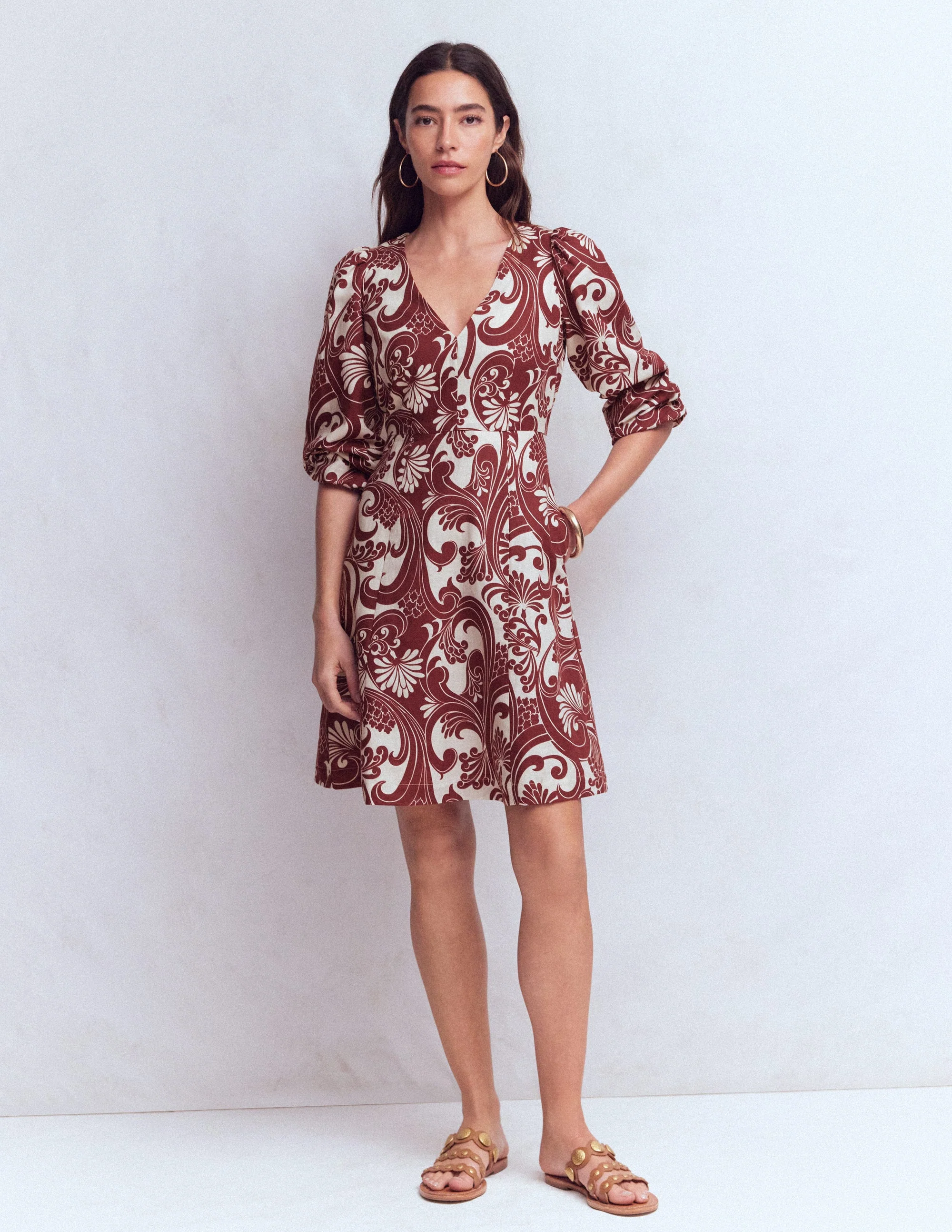 Marla Kurzes Kleid aus Leinenmischgewebe-Braun Laubwirbel - Image 7
