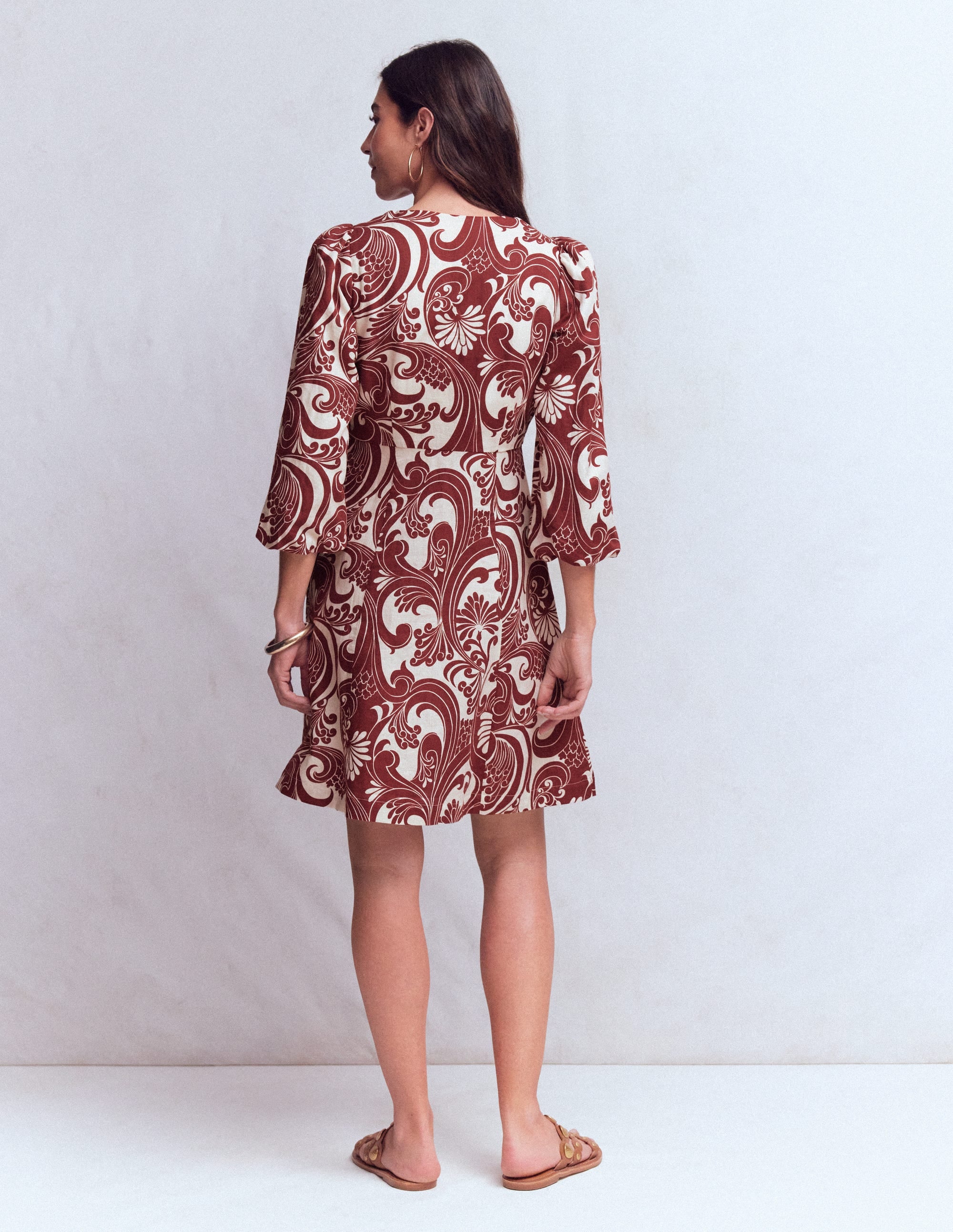 Marla Kurzes Kleid aus Leinenmischgewebe-Braun Laubwirbel - Image 8