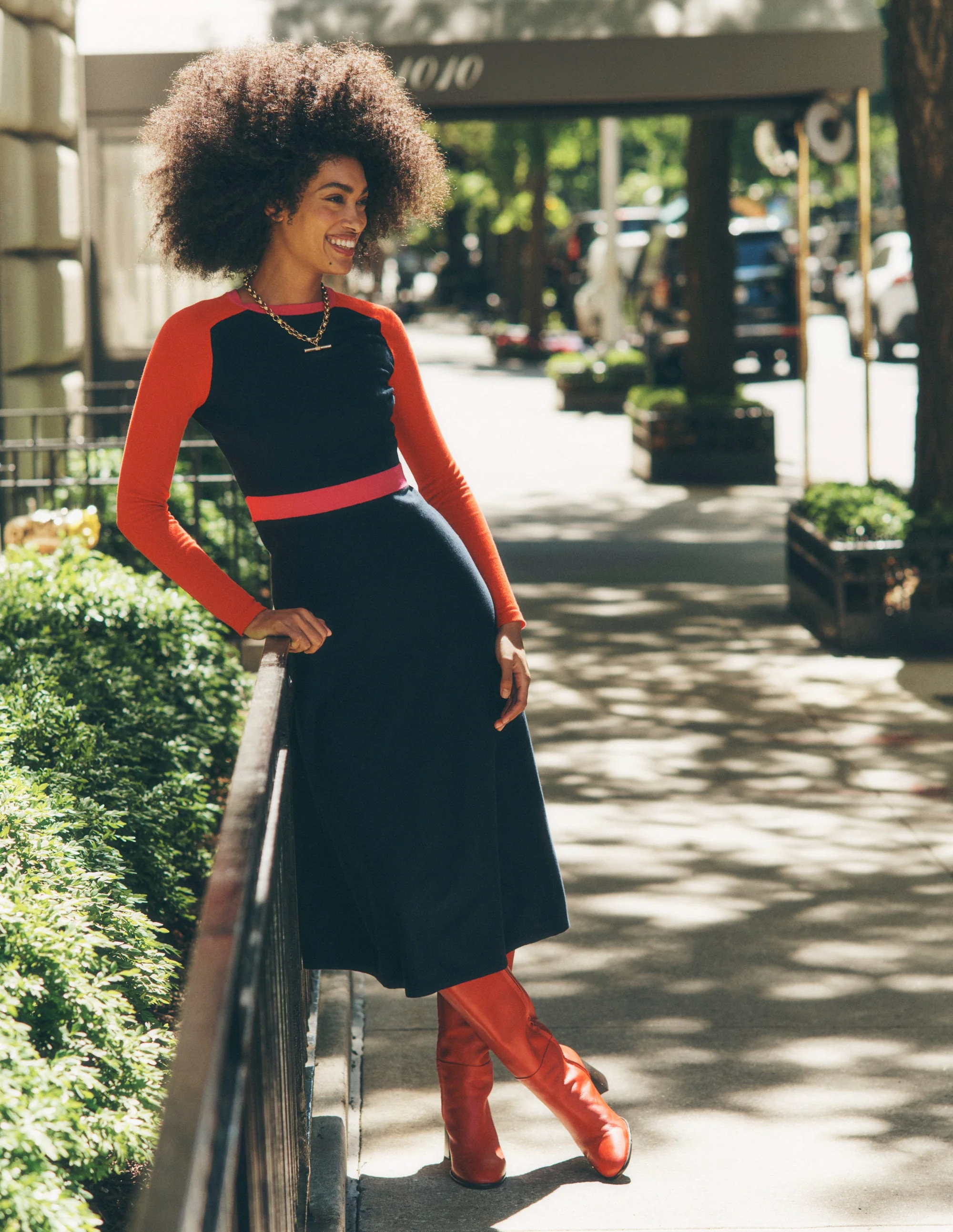 Marta Strick-Midikleid-Marineblau, Rot Blockfarben - Image 5