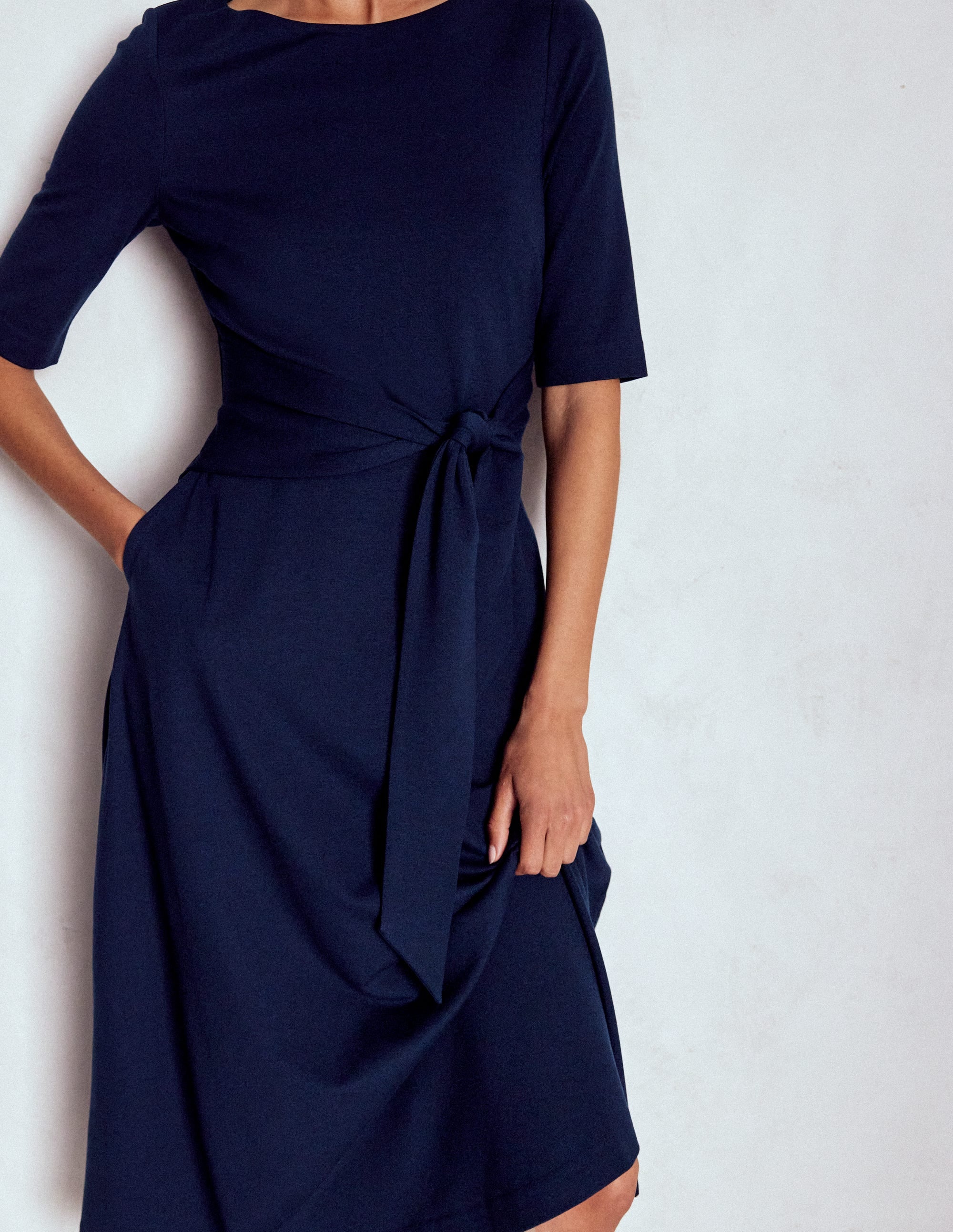 Mathilde Ponte-Kleid mit Bindegürtel-Marineblau - Image 2