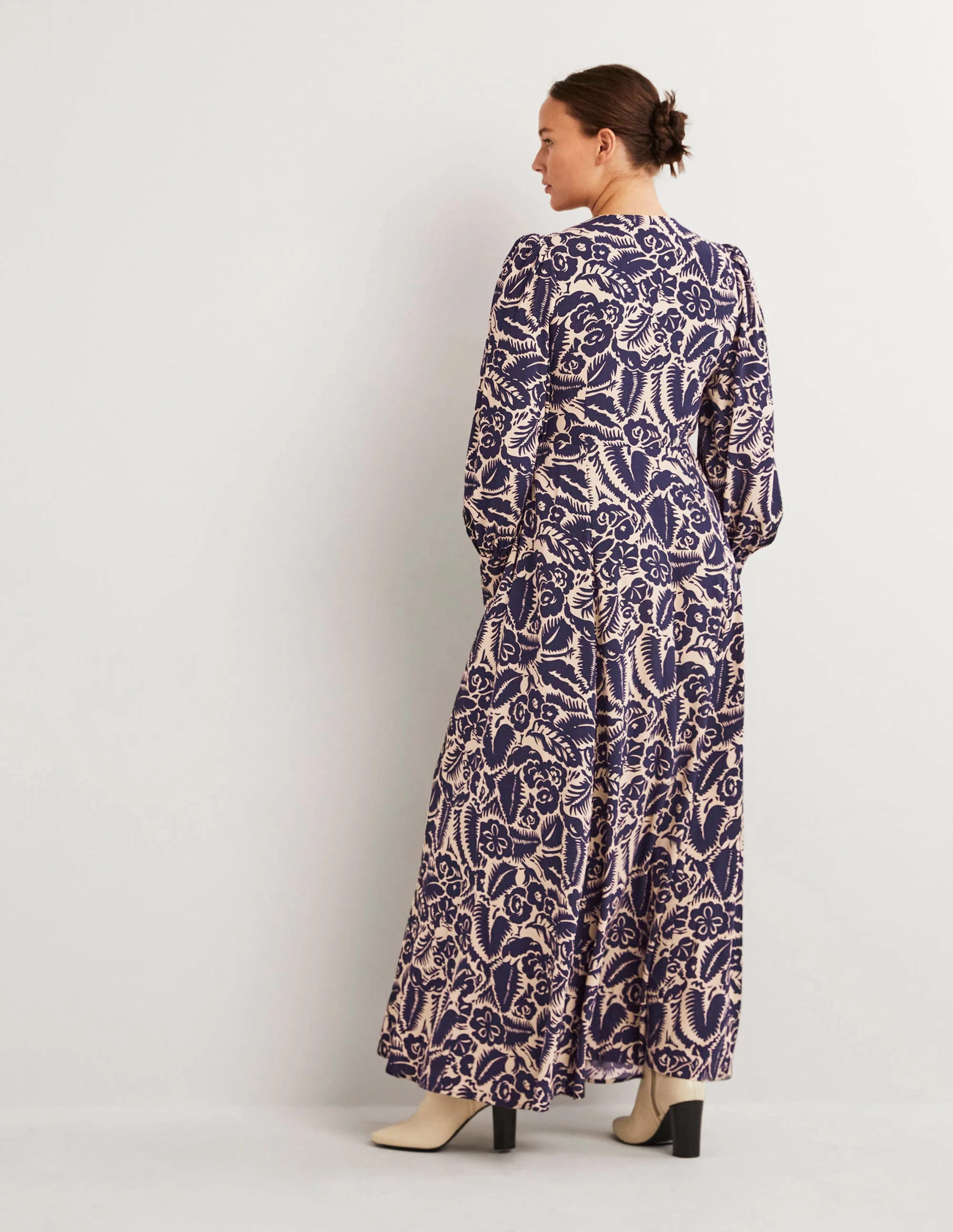 Maxikleid in Empire-Form mit V-Ausschnitt-Navy, Abstrakter Garten - Image 3