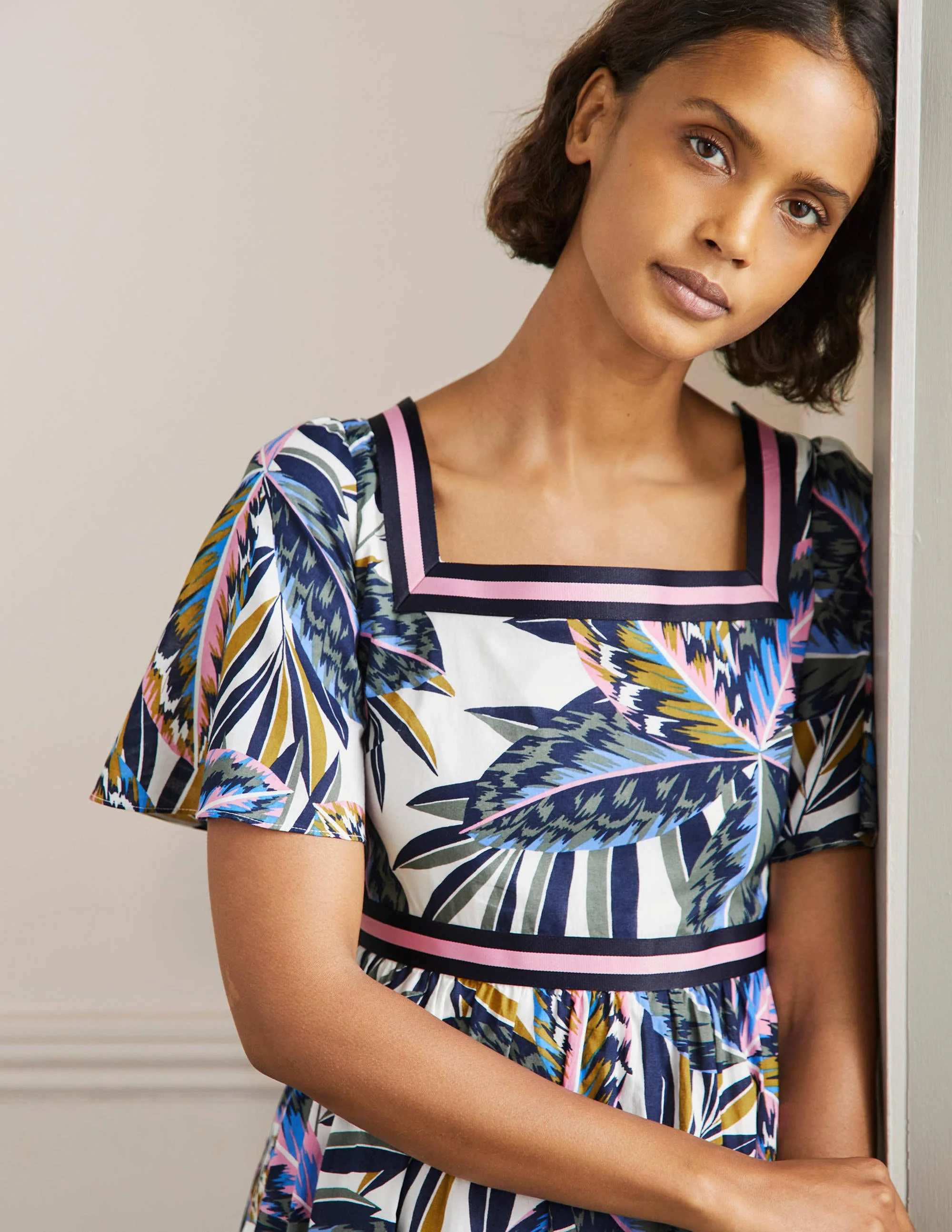 Maxikleid mit Bortendetail-Bunt, Exotische Blätter - Image 2