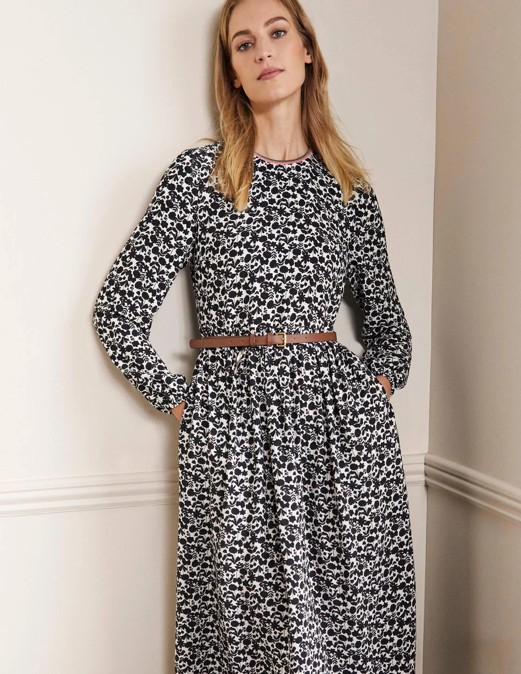 Maxikleid mit Bortendetail-Schwarz, Blüten - Image 4