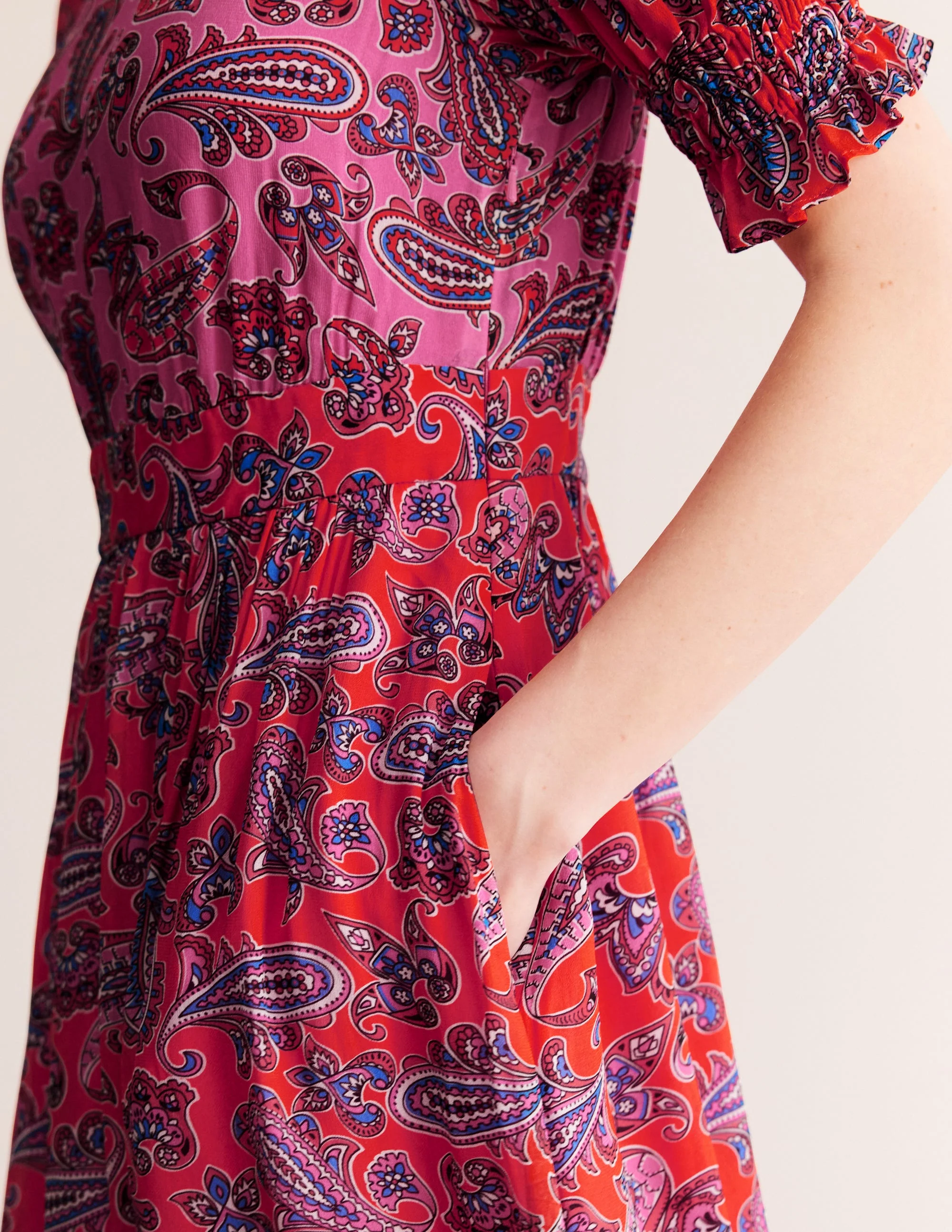 Maxikleid mit gesmokten Ärmelbündchen-Sangria Sunset Pink, Paisley Welle - Image 2