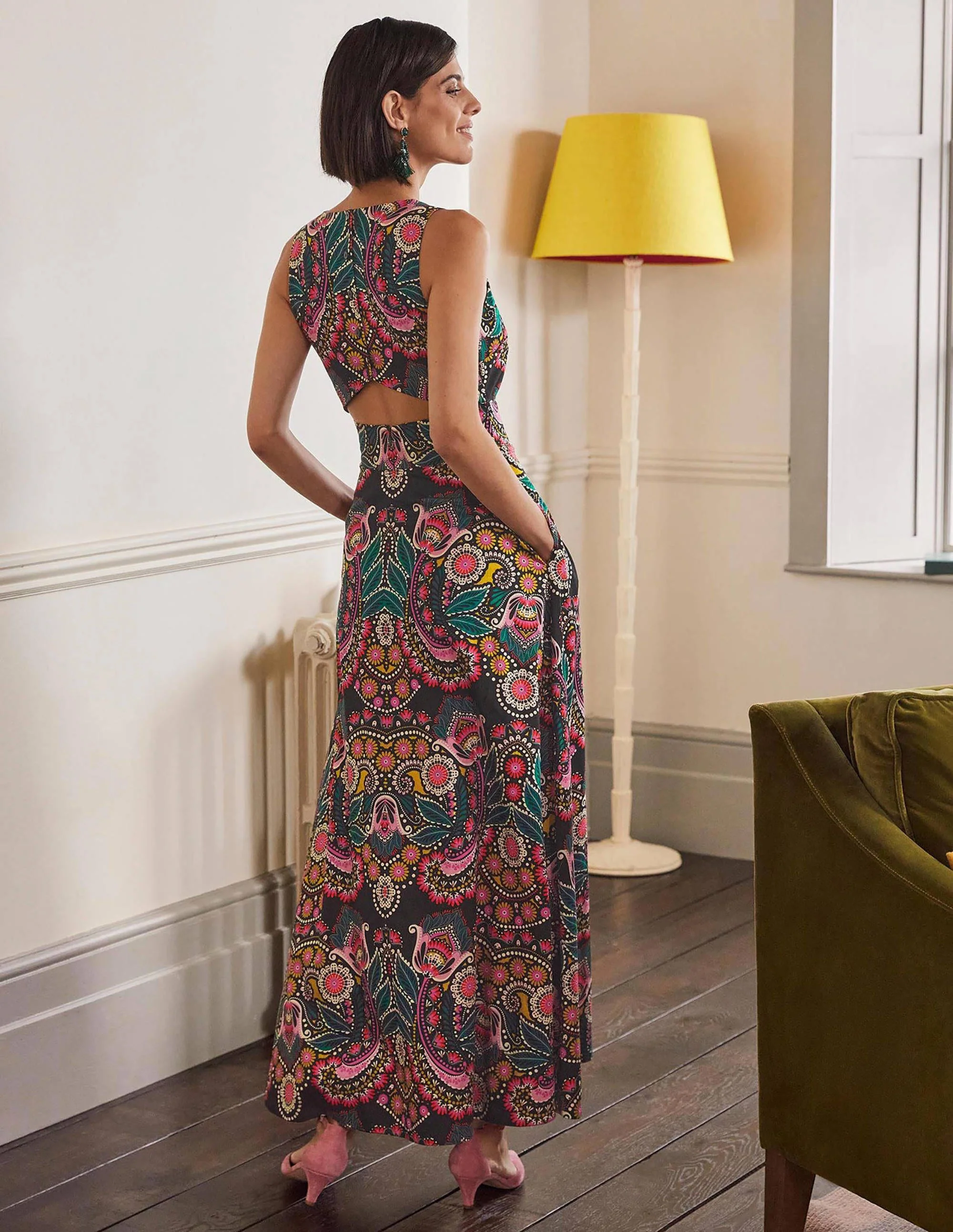 Maxikleid mit Rückenausschnitt-Schwarz, Paisleymuster mit Gänseblümchen - Image 3