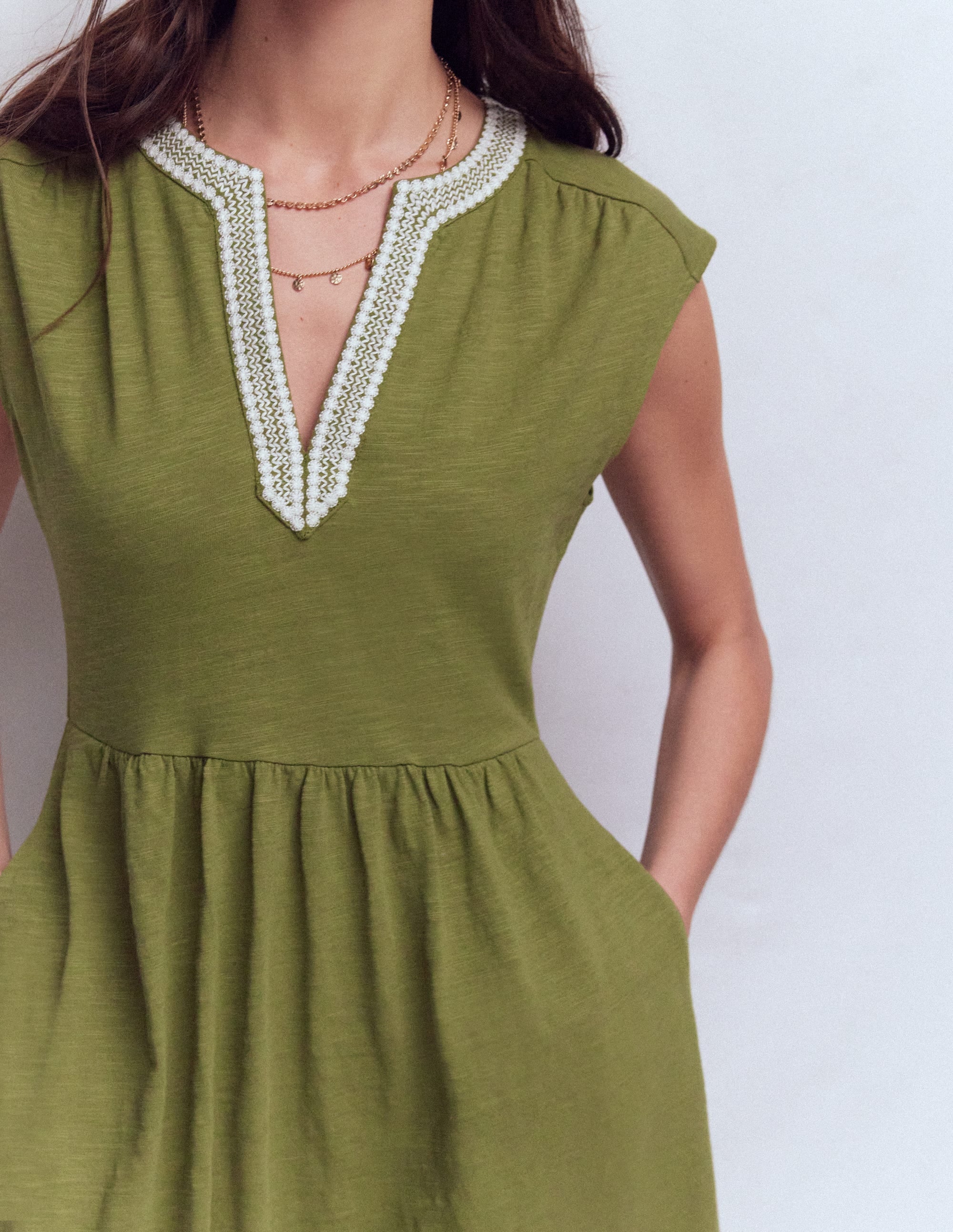 May Kurzes Jerseykleid-Olive - Image 2