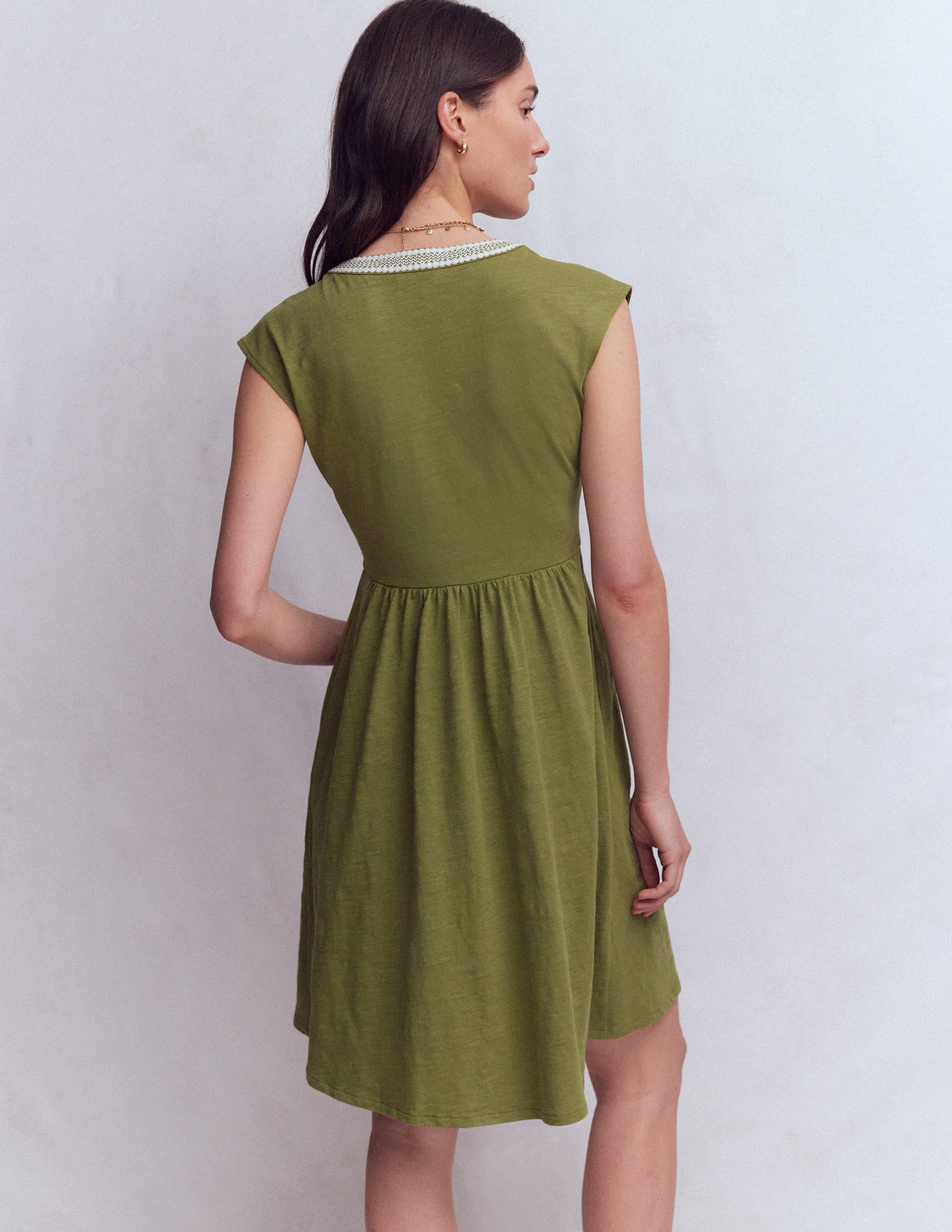 May Kurzes Jerseykleid-Olive - Image 3