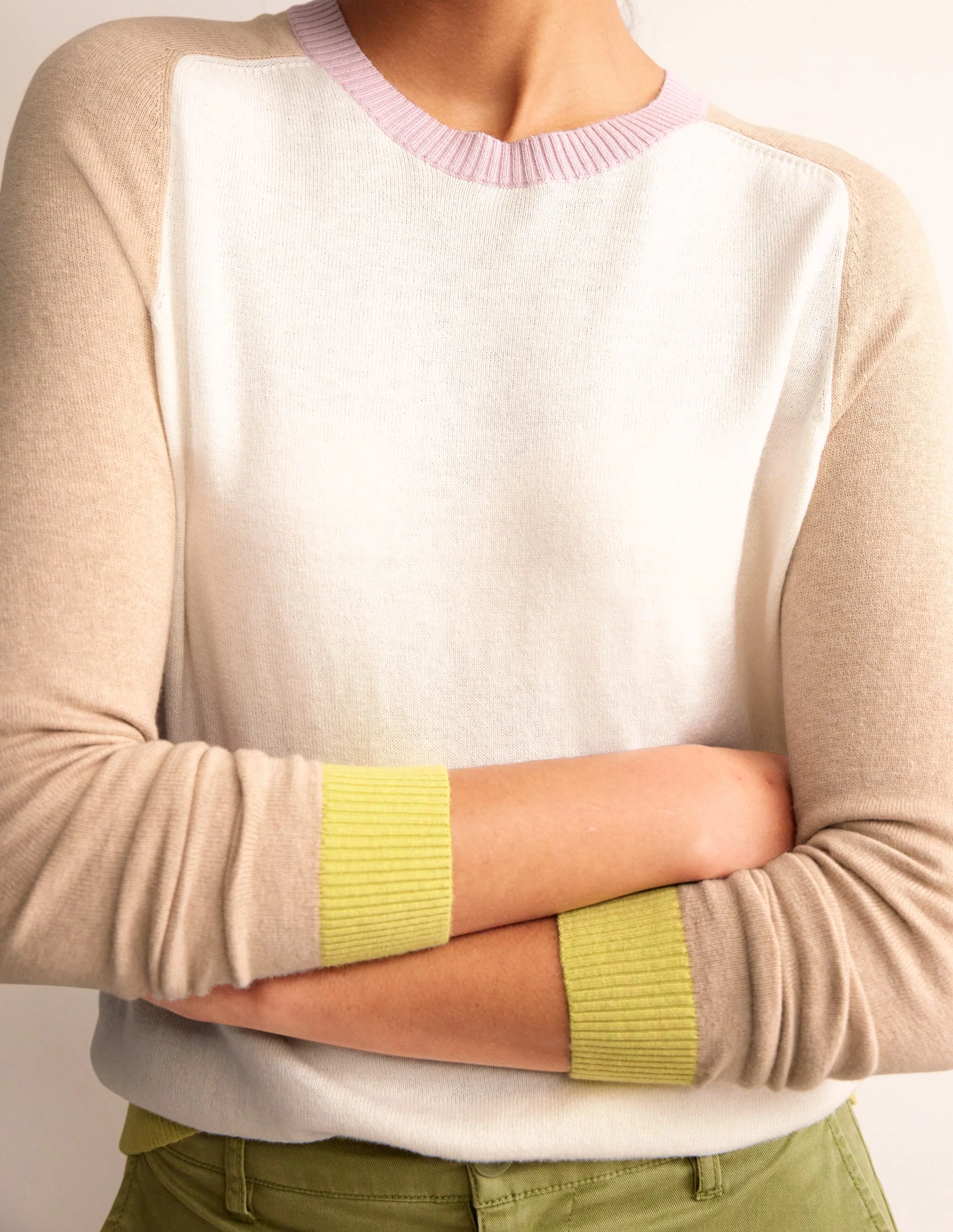 Meg Pullover mit Raglanärmeln-Naturweiß, Chinchilla Blockfarben - Image 3