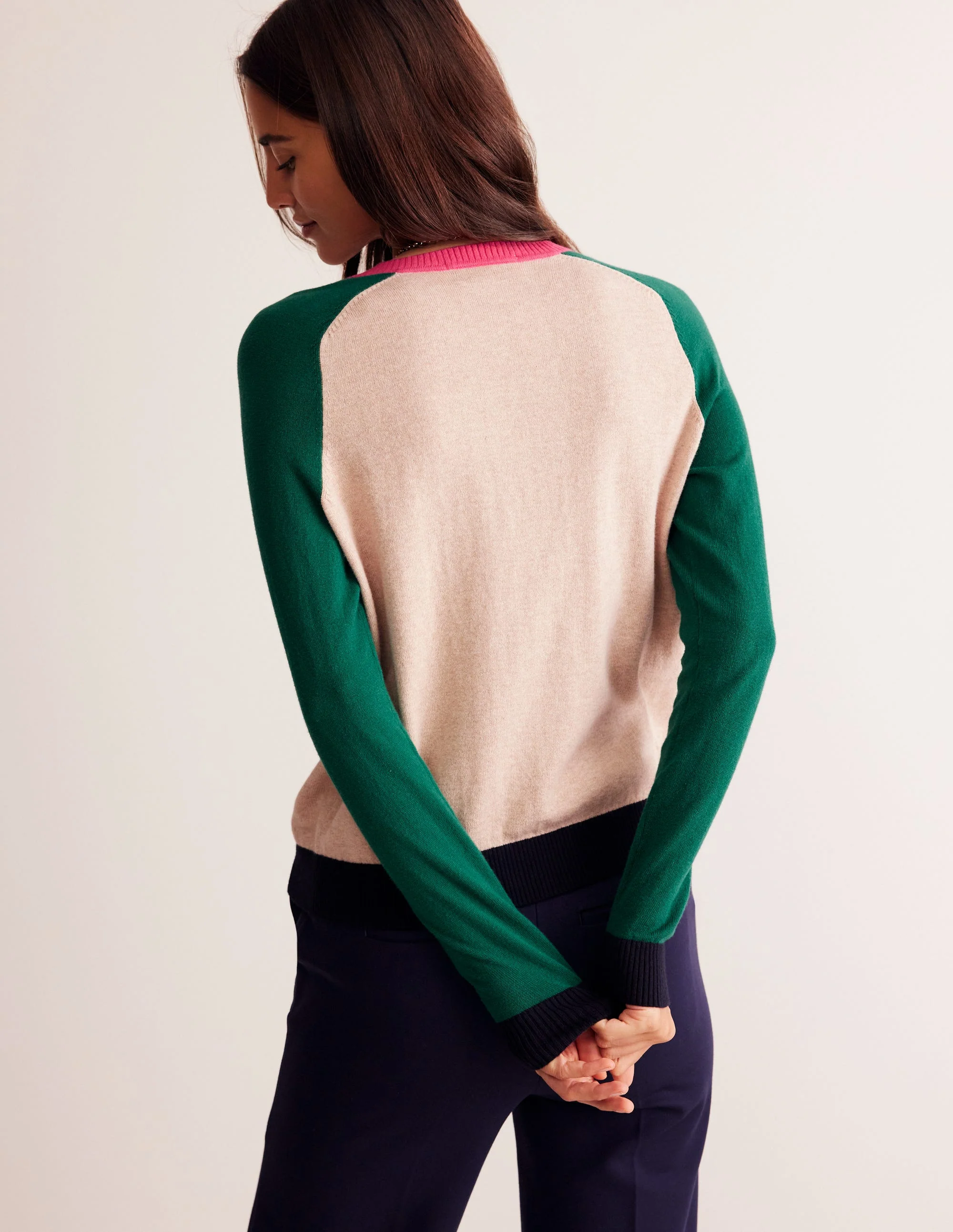 Meg Strickjacke mit Raglanärmeln-Chinchilla, Blockfarben - Image 3