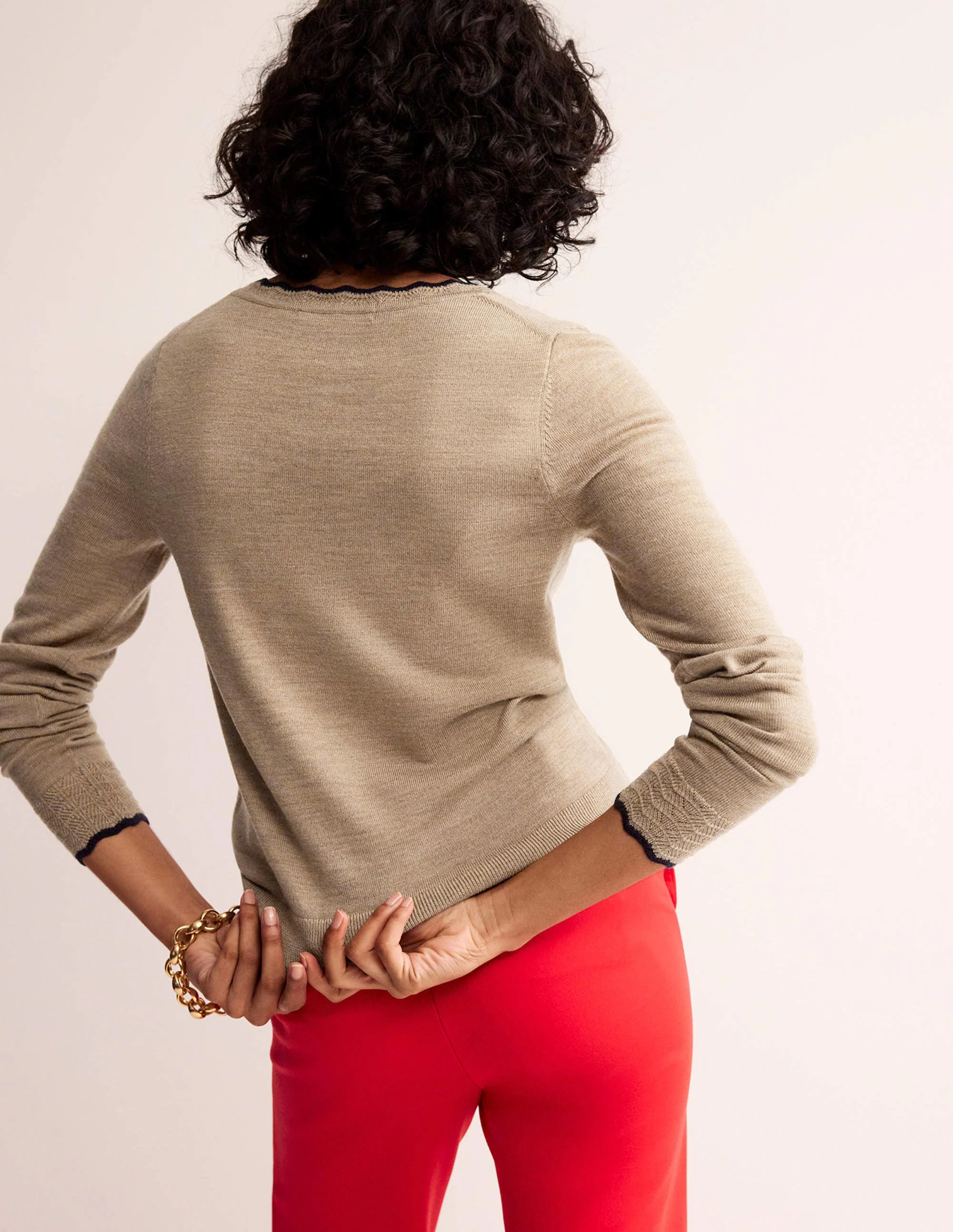 Merino-Pullover mit V-Ausschnitt und Muschelsaum-Kamelbraun Melange - Image 3