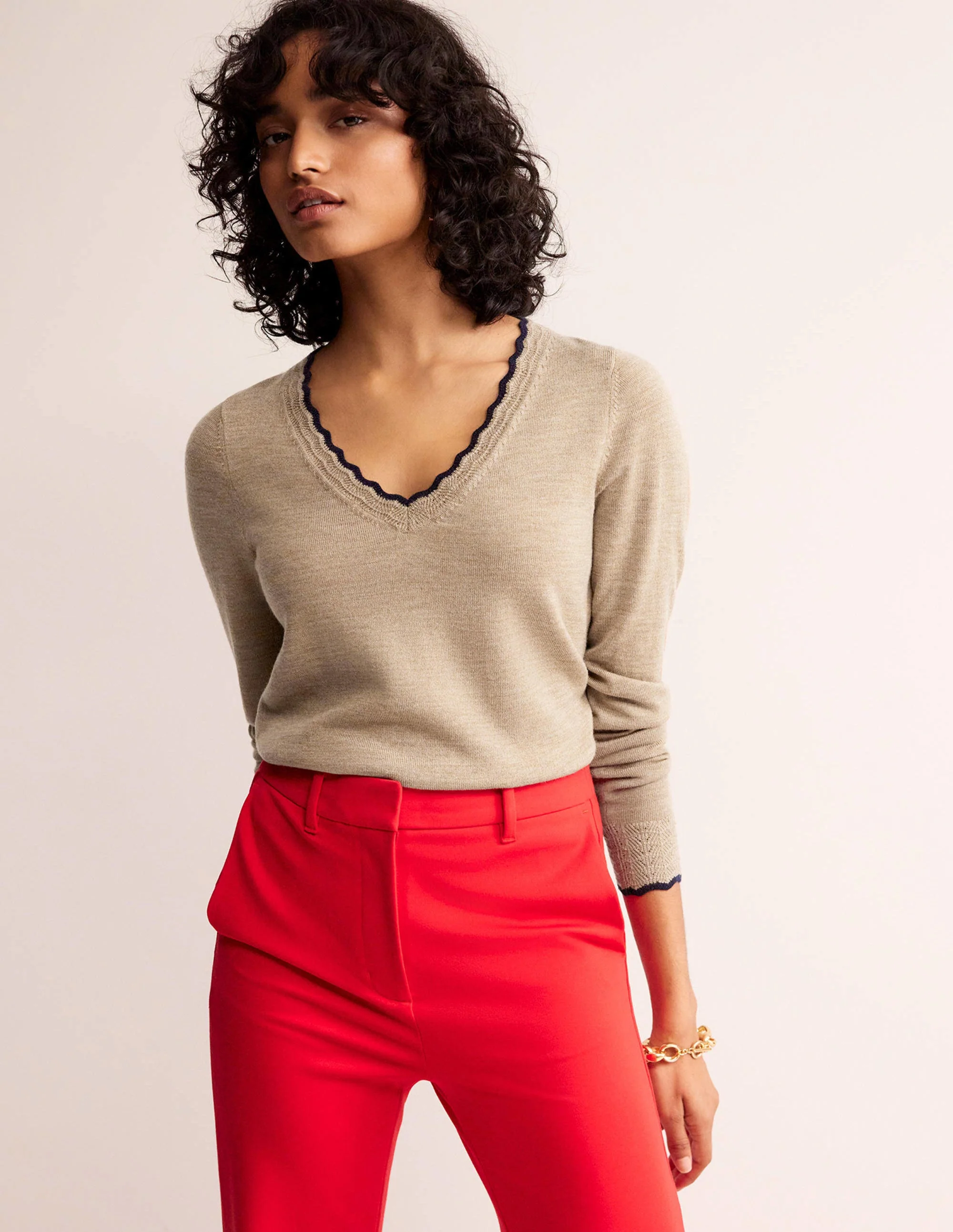 Merino-Pullover mit V-Ausschnitt und Muschelsaum-Kamelbraun Melange - Image 4
