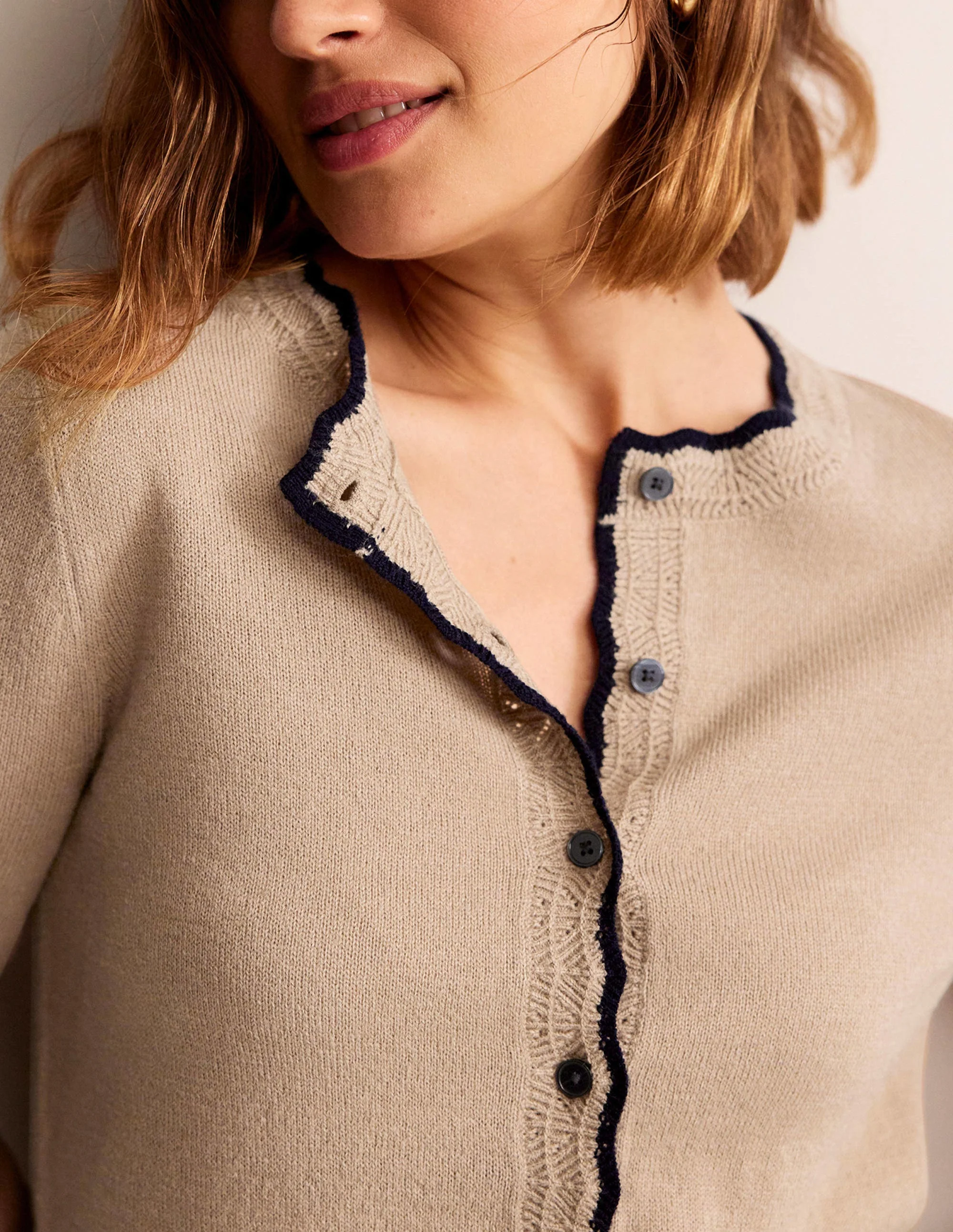 Merino-Strickjacke mit Muschelsaum-Kamelbraun Melange - Image 2