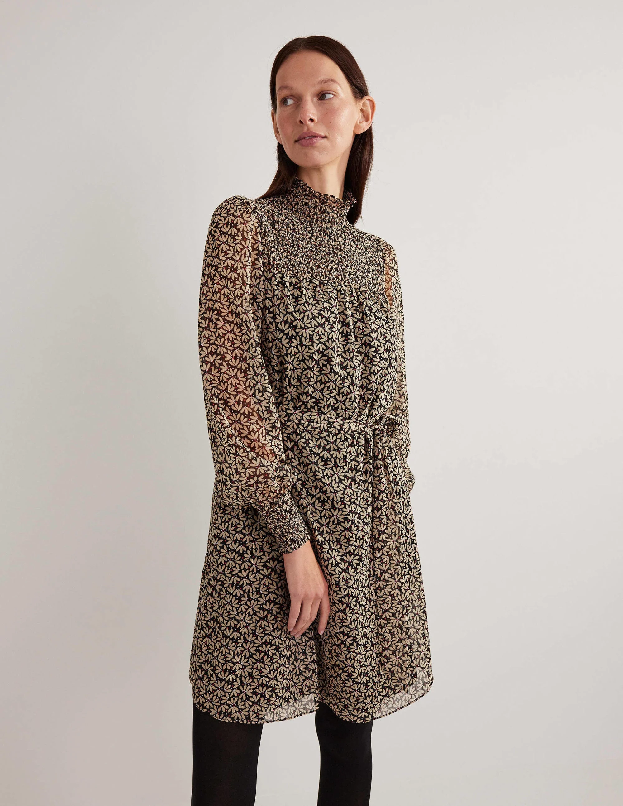 Metallic-Kleid mit Smokpasse-Seilbraun, Verstreute Blütenblätter