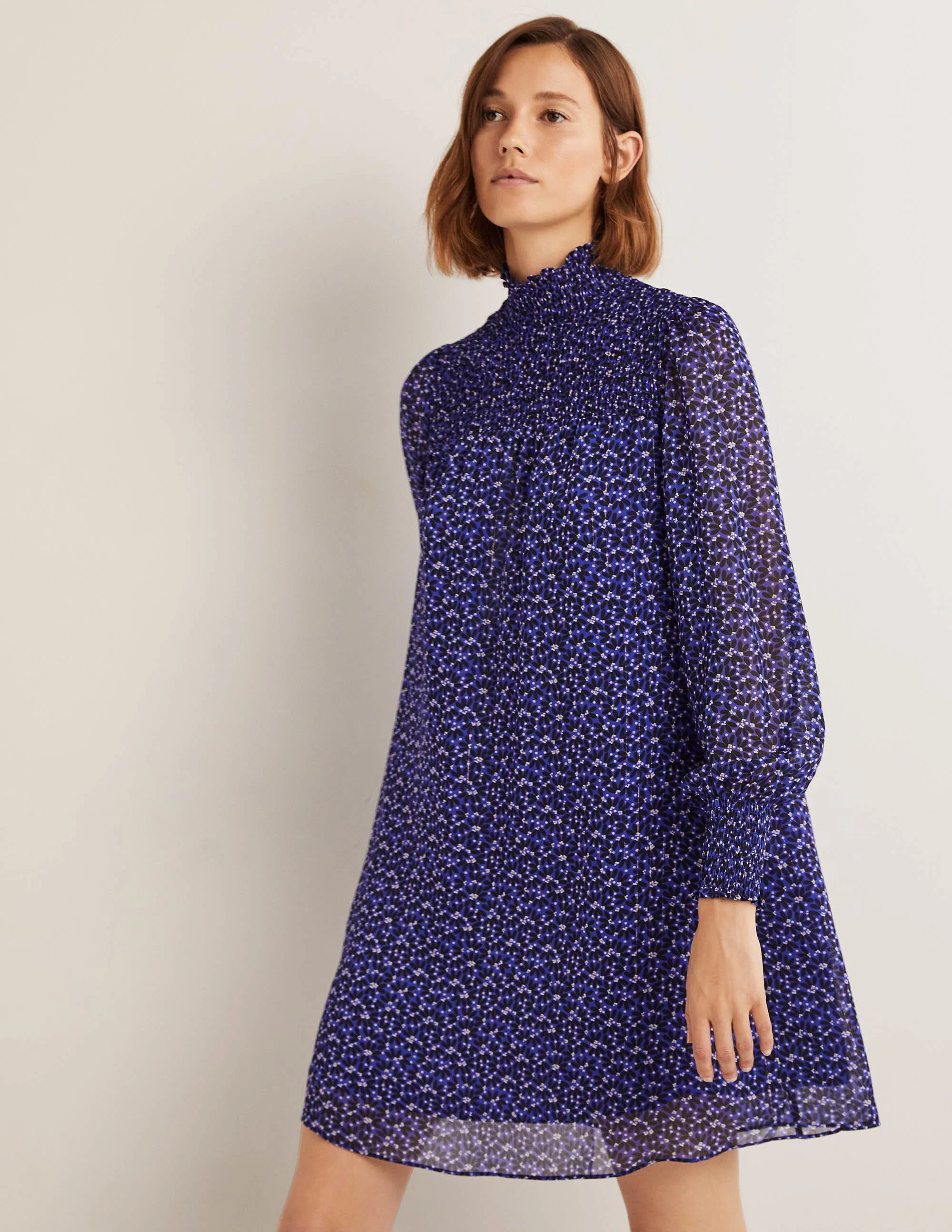 Metallic-Kleid mit Smokpasse-Stahlblau, Verstreute Blütenblätter