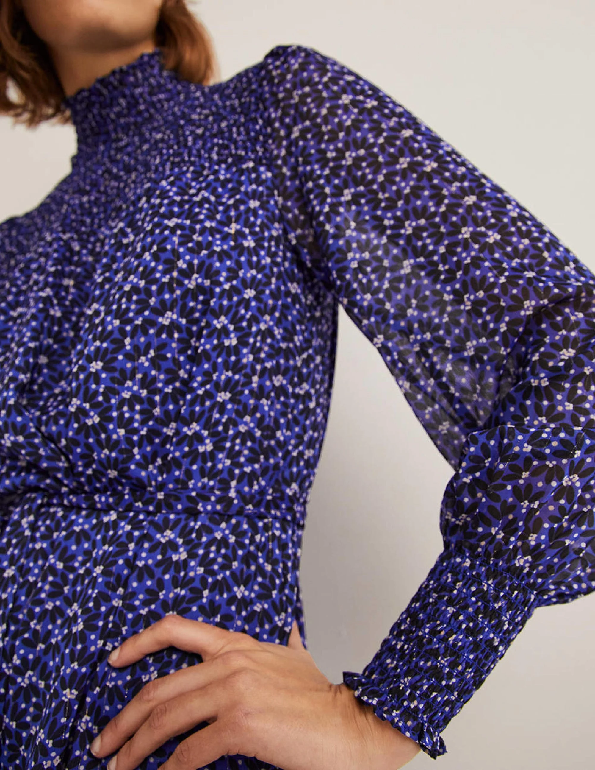 Metallic-Kleid mit Smokpasse-Stahlblau, Verstreute Blütenblätter - Image 2