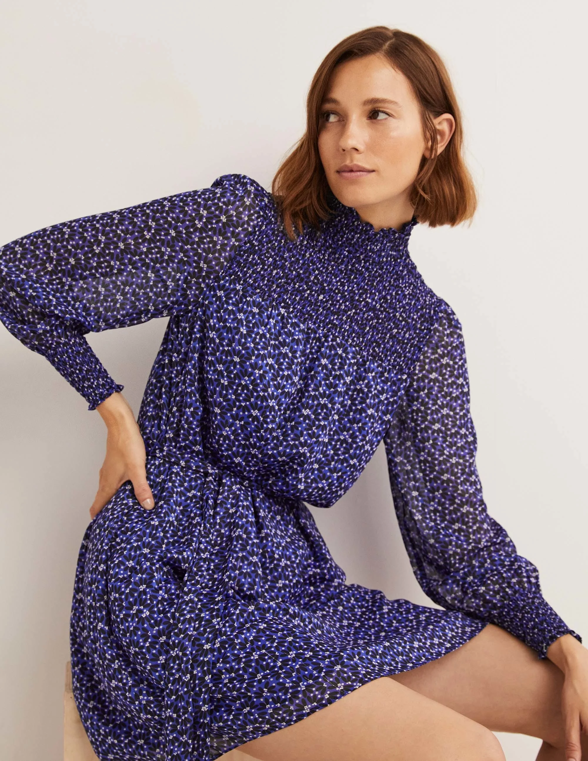 Metallic-Kleid mit Smokpasse-Stahlblau, Verstreute Blütenblätter - Image 4