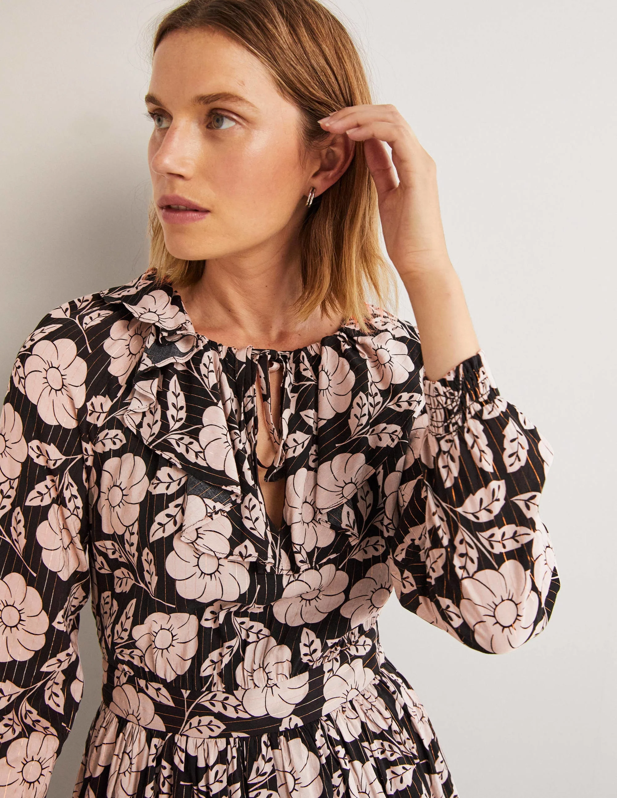 Metallisches Kleid mit Rüschen-Schwarz, Botanisches Muster - Image 2