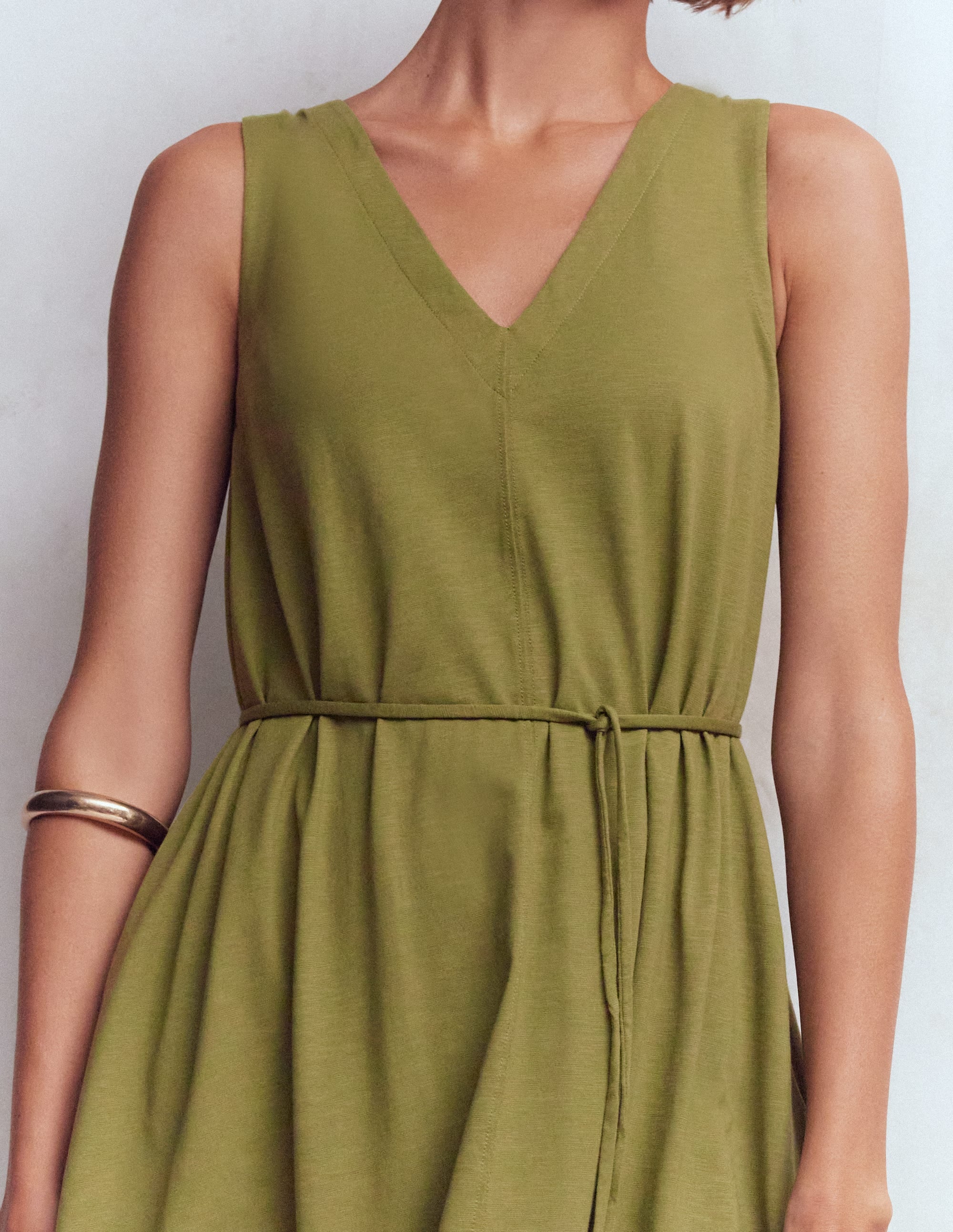 Mia Jersey-Midikleid mit V-Ausschnitt-Olive - Image 2