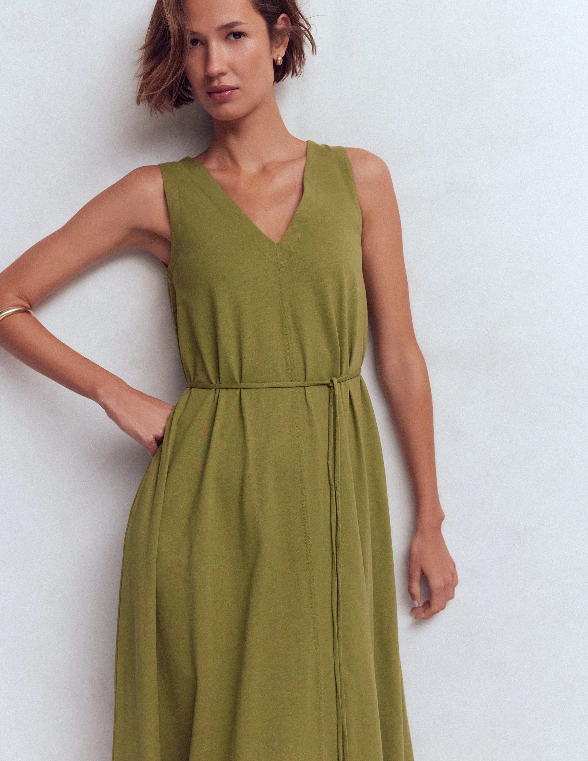 Mia Jersey-Midikleid mit V-Ausschnitt-Olive - Image 4