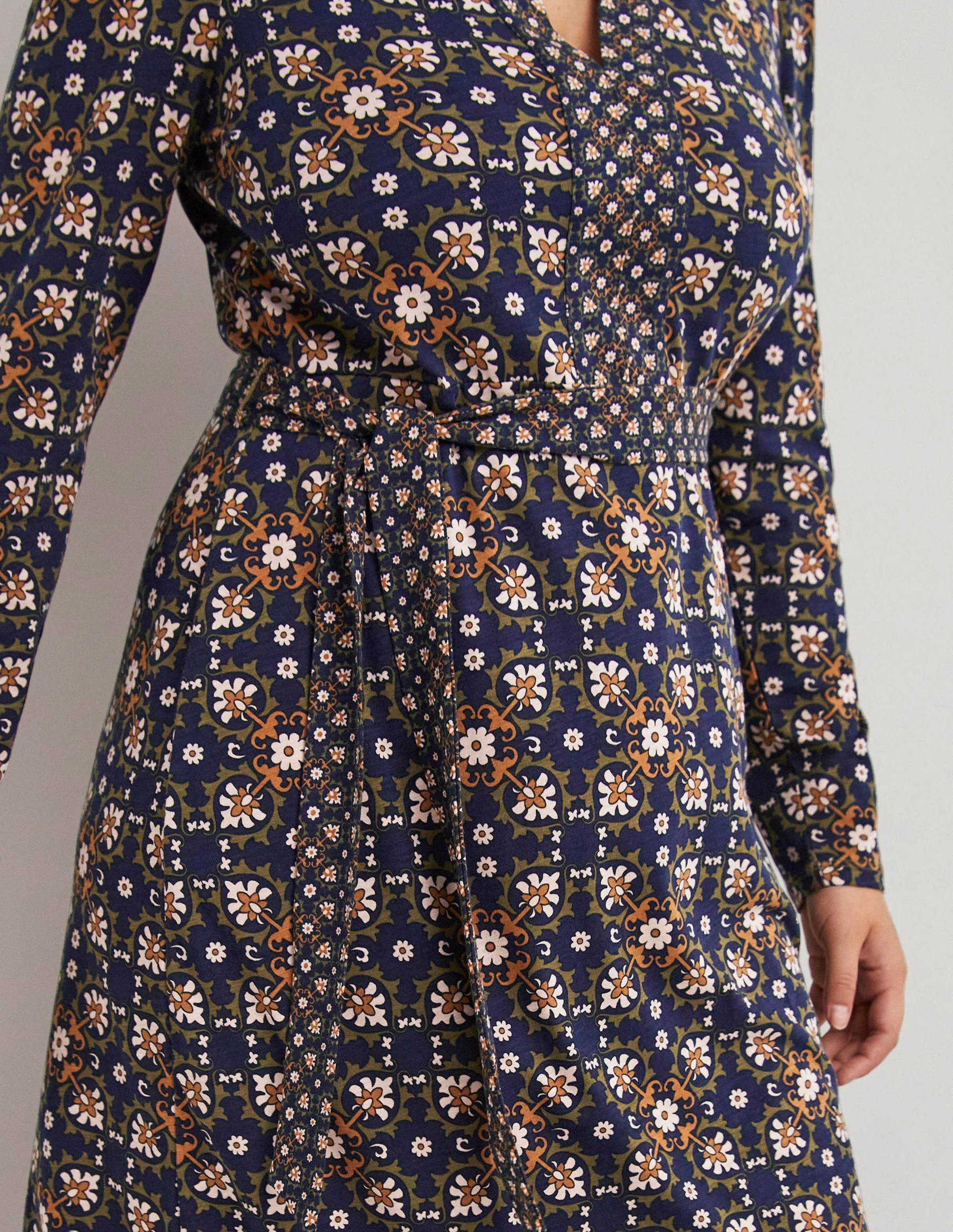 Midi-Hemdblusenkleid aus Jersey-Basilikumgrün, Blüten-Kachelmuster - Image 2