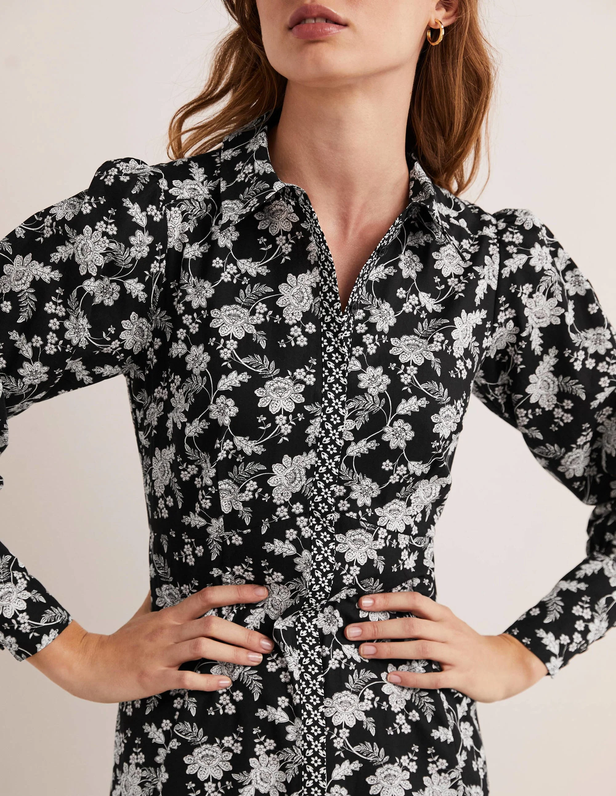 Midi-Hemdblusenkleid in Empire-Form-Schwarz, Chintz-Blumen - Image 2