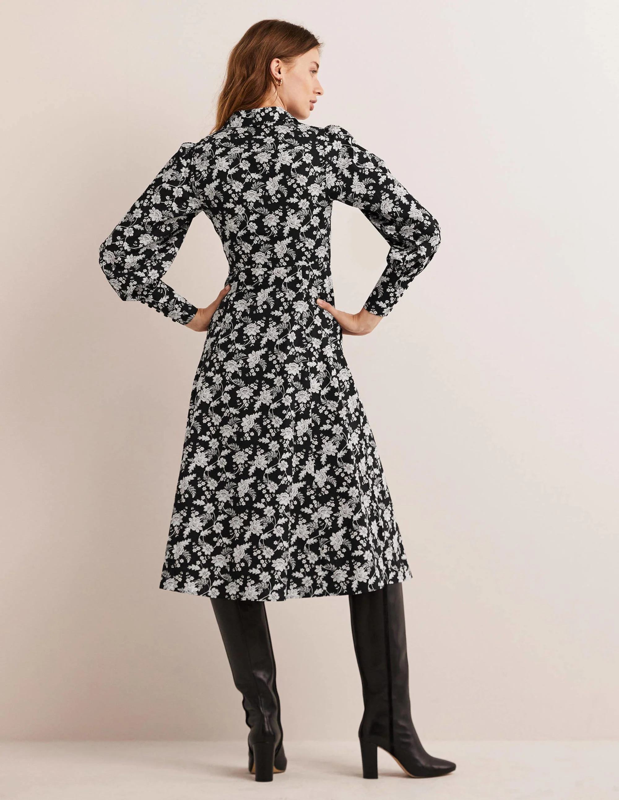 Midi-Hemdblusenkleid in Empire-Form-Schwarz, Chintz-Blumen - Image 3