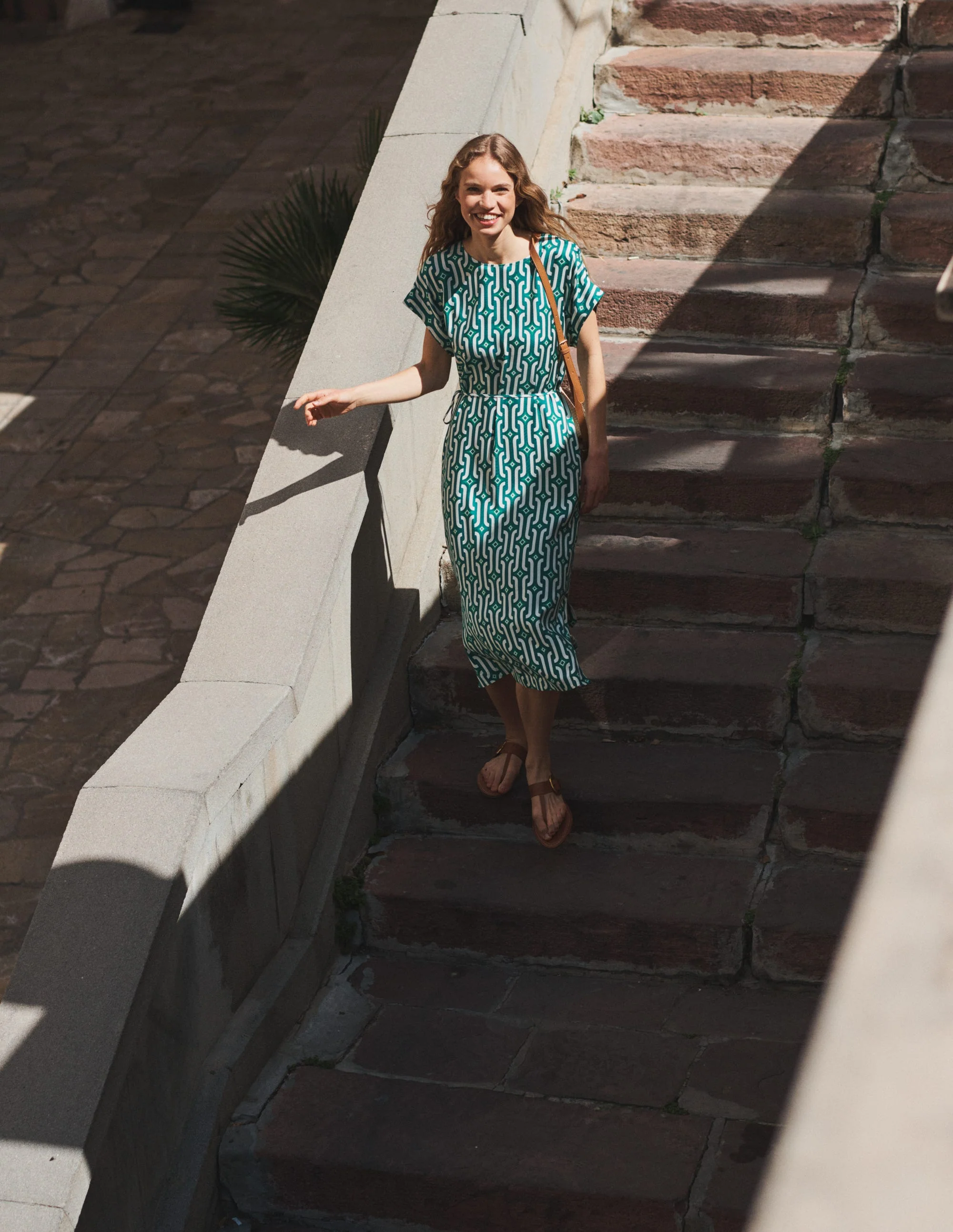 Midi-Säulenkleid mit kurzen Ärmeln-Helles Smaragdgrün, Geometrisches Muster - Image 5