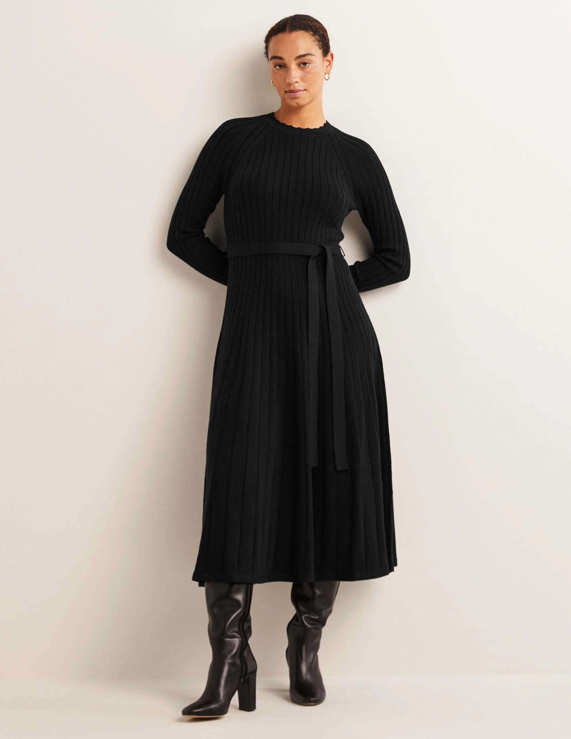 Midi-Strickkleid mit Rippdetails-Schwarz