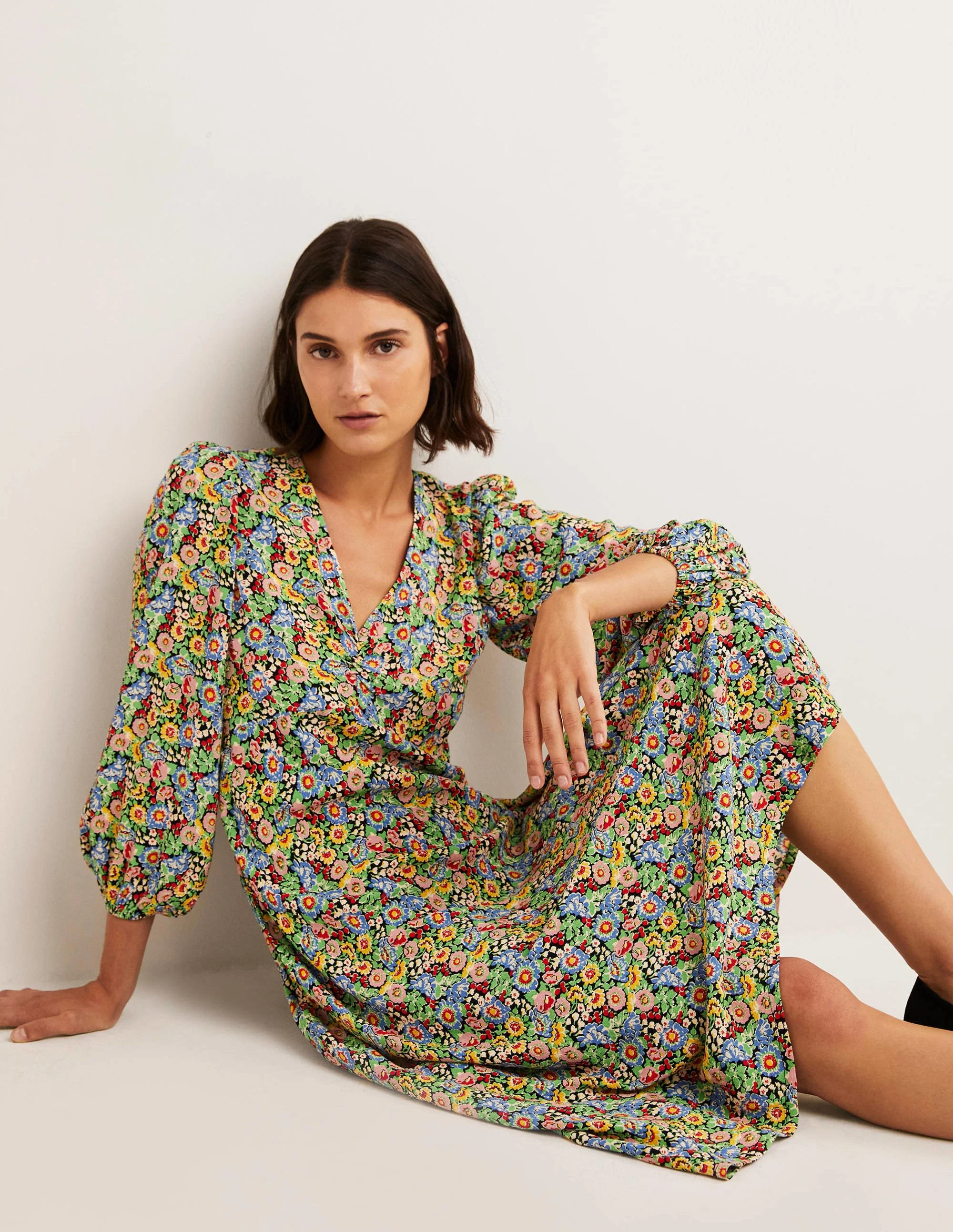 Midikleid in Empire-Form-Bunt, Blumenillusion