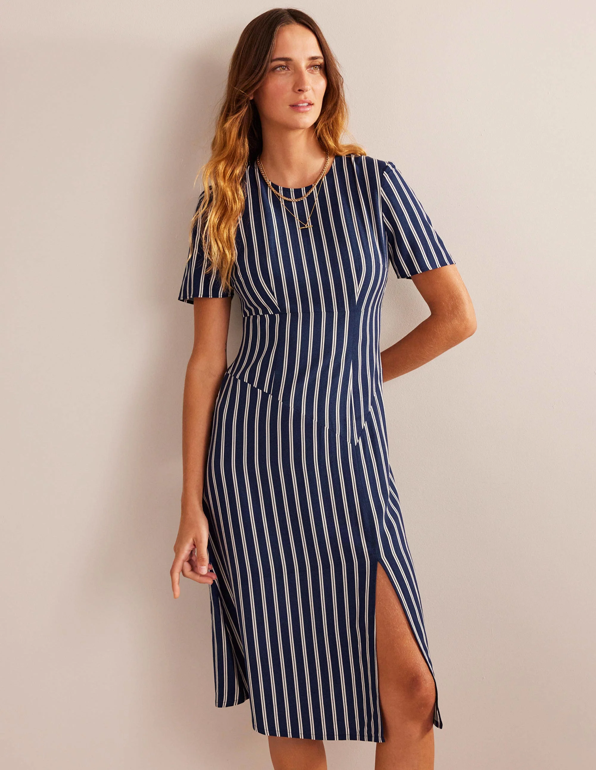 Midikleid mit asymmetrischen Nähten-Marineblau und Naturweiß Senkrecht Gestreift