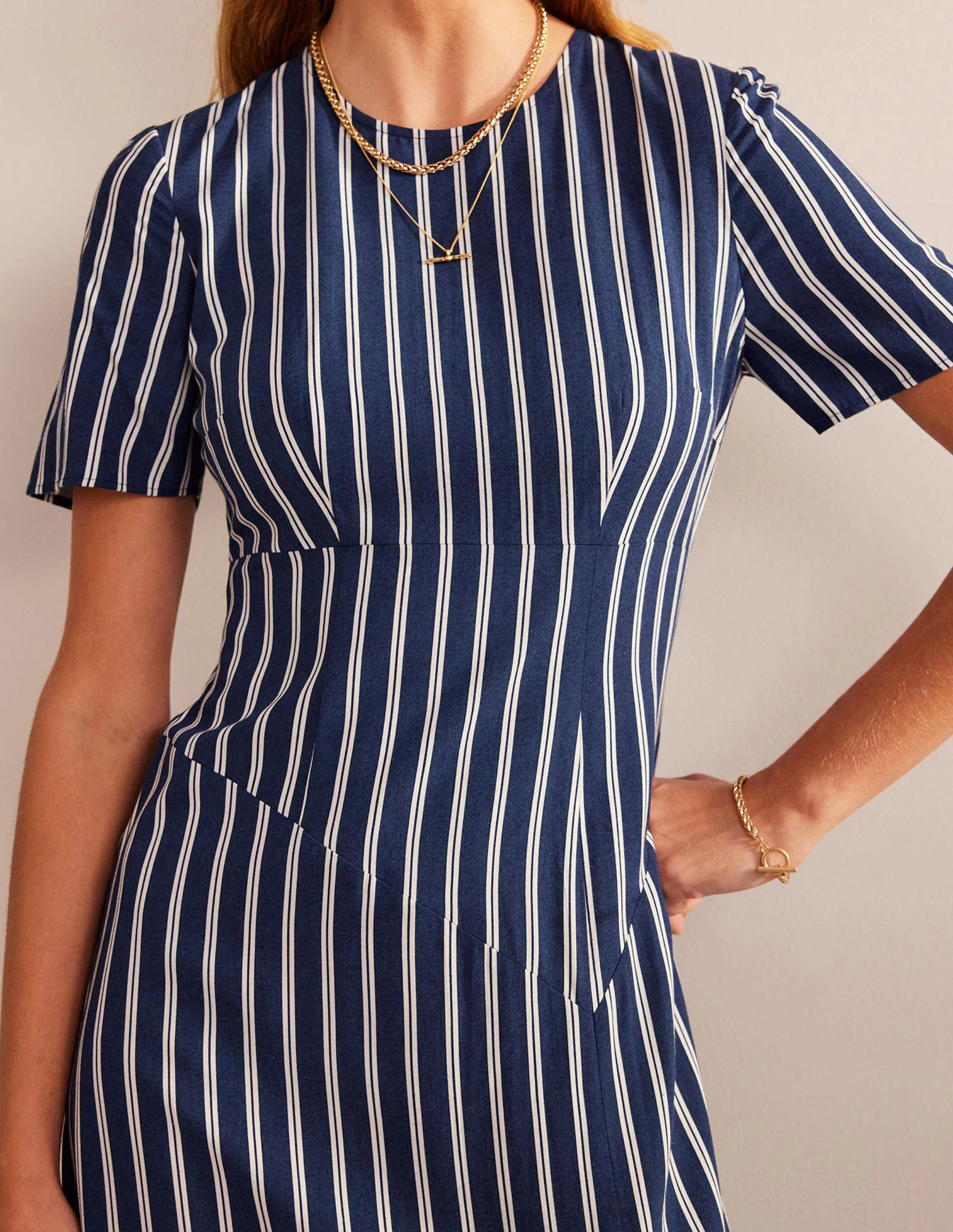 Midikleid mit asymmetrischen Nähten-Marineblau und Naturweiß Senkrecht Gestreift - Image 2