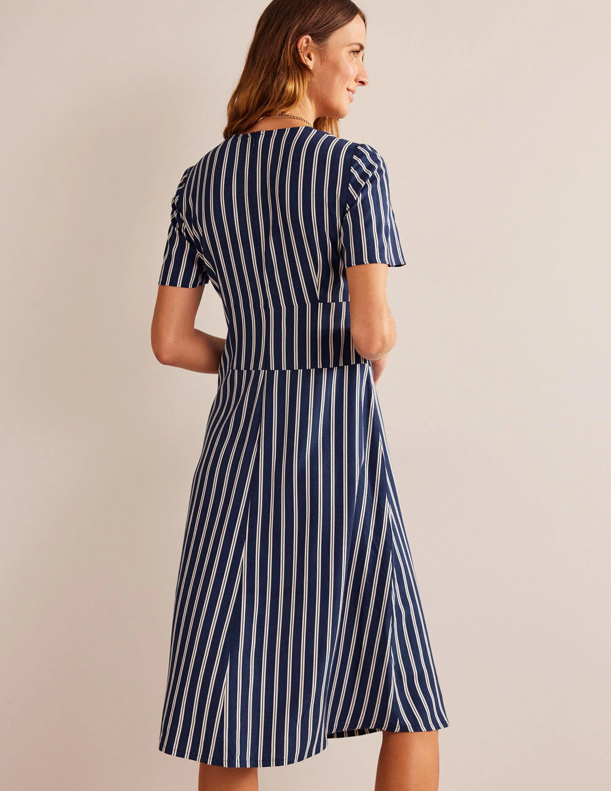 Midikleid mit asymmetrischen Nähten-Marineblau und Naturweiß Senkrecht Gestreift - Image 3