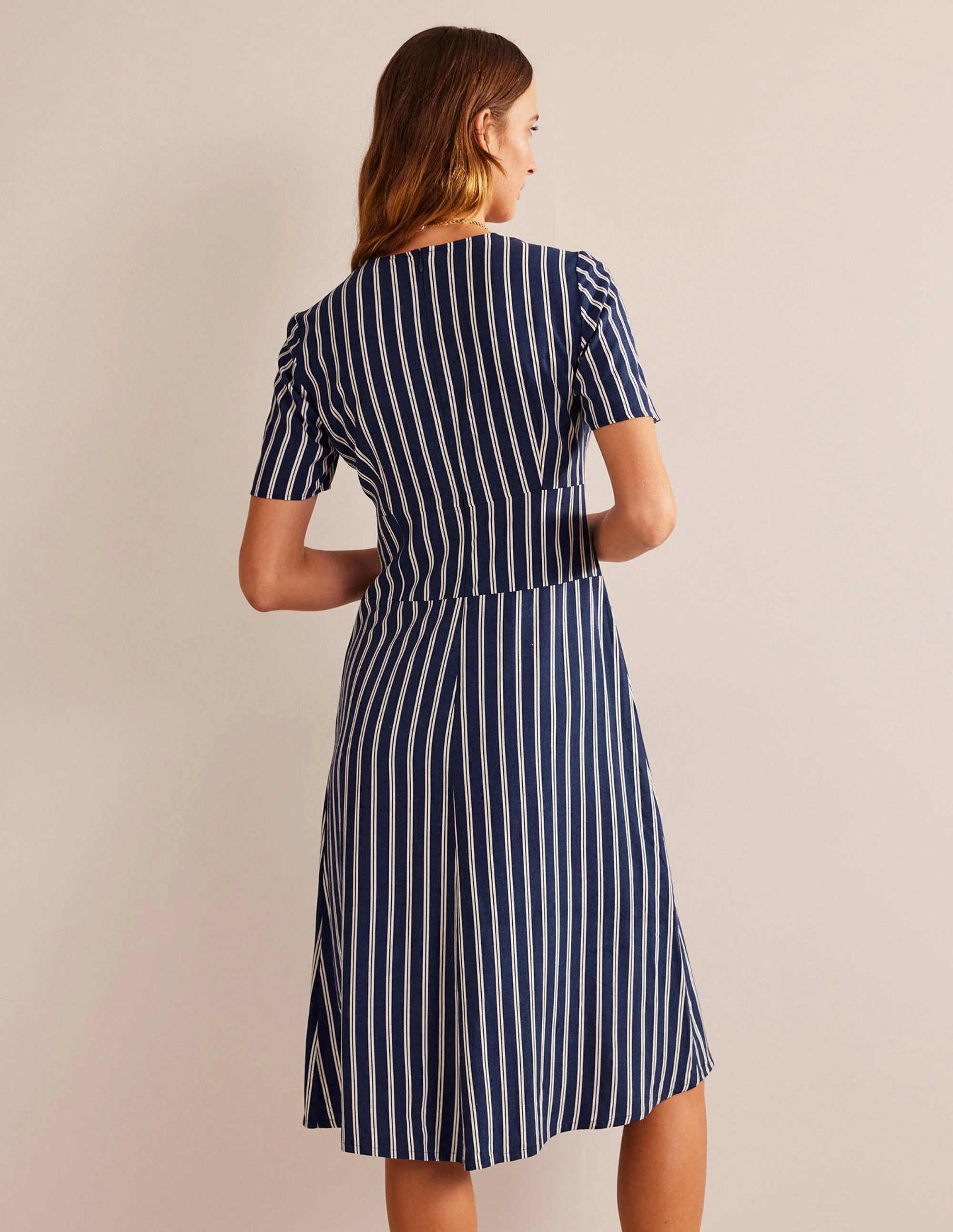 Midikleid mit asymmetrischen Nähten-Marineblau und Naturweiß Senkrecht Gestreift - Image 6