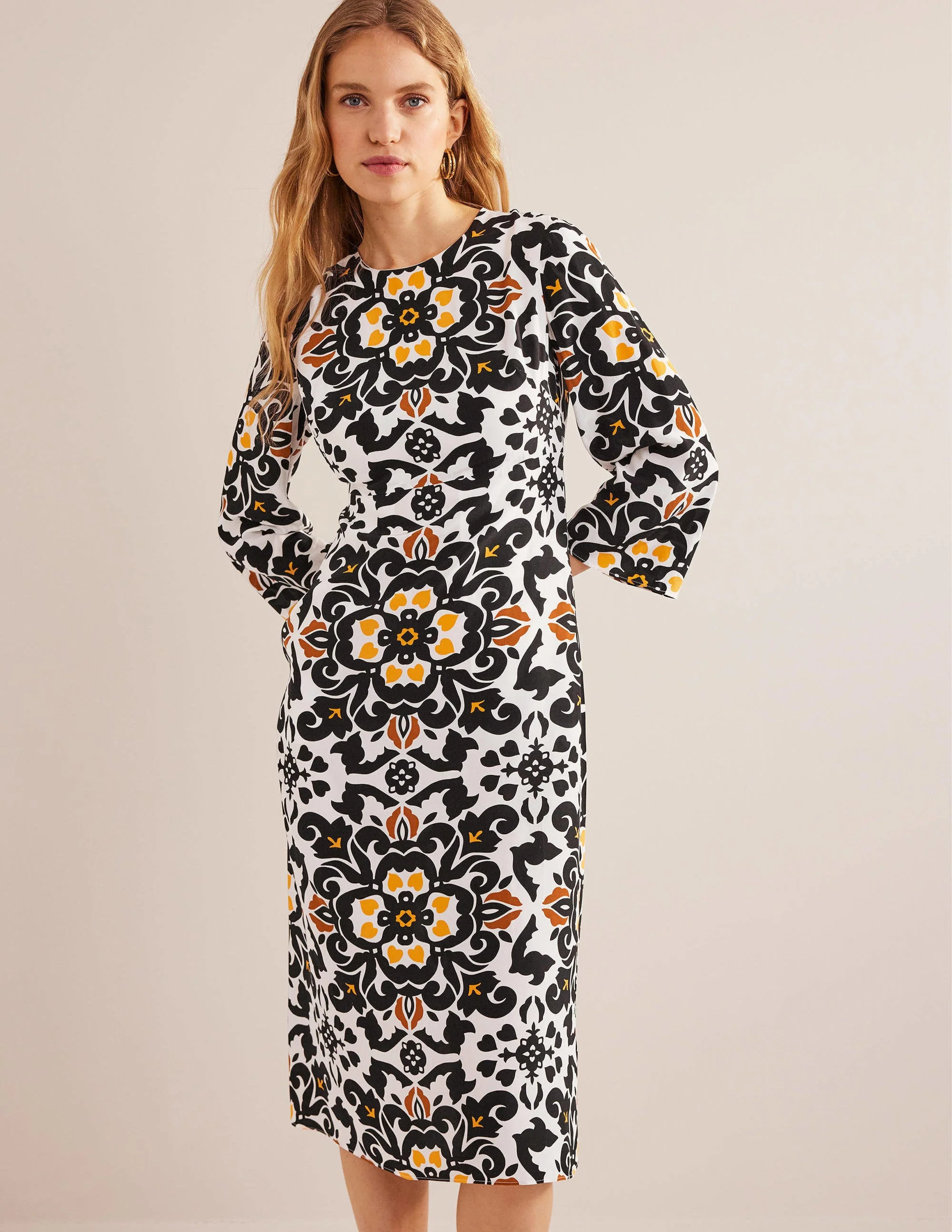 Midikleid mit Trompetenärmeln-Schwarz, Üppige Blumen