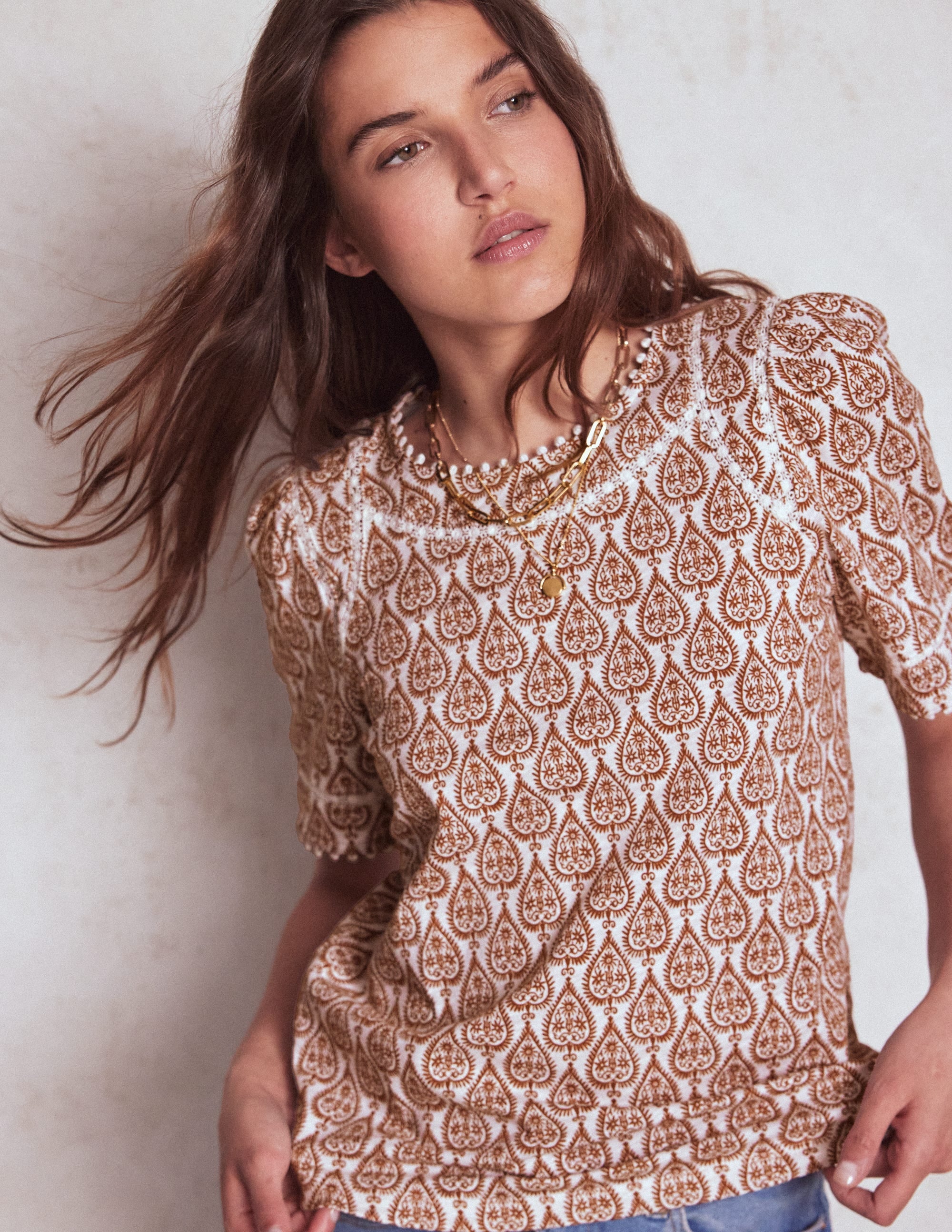Mila Oberteil mit Spitzenbesatz-Naturweiß und Cognac, Geo-Ornament