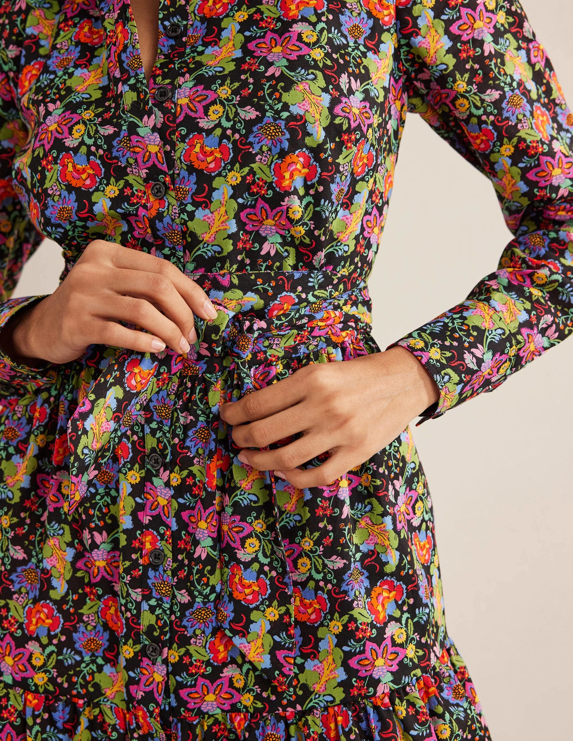 Mini-Hemdblusenkleid mit Stufen aus Baumwolle-Schwarz, Nelkengarten - Image 2