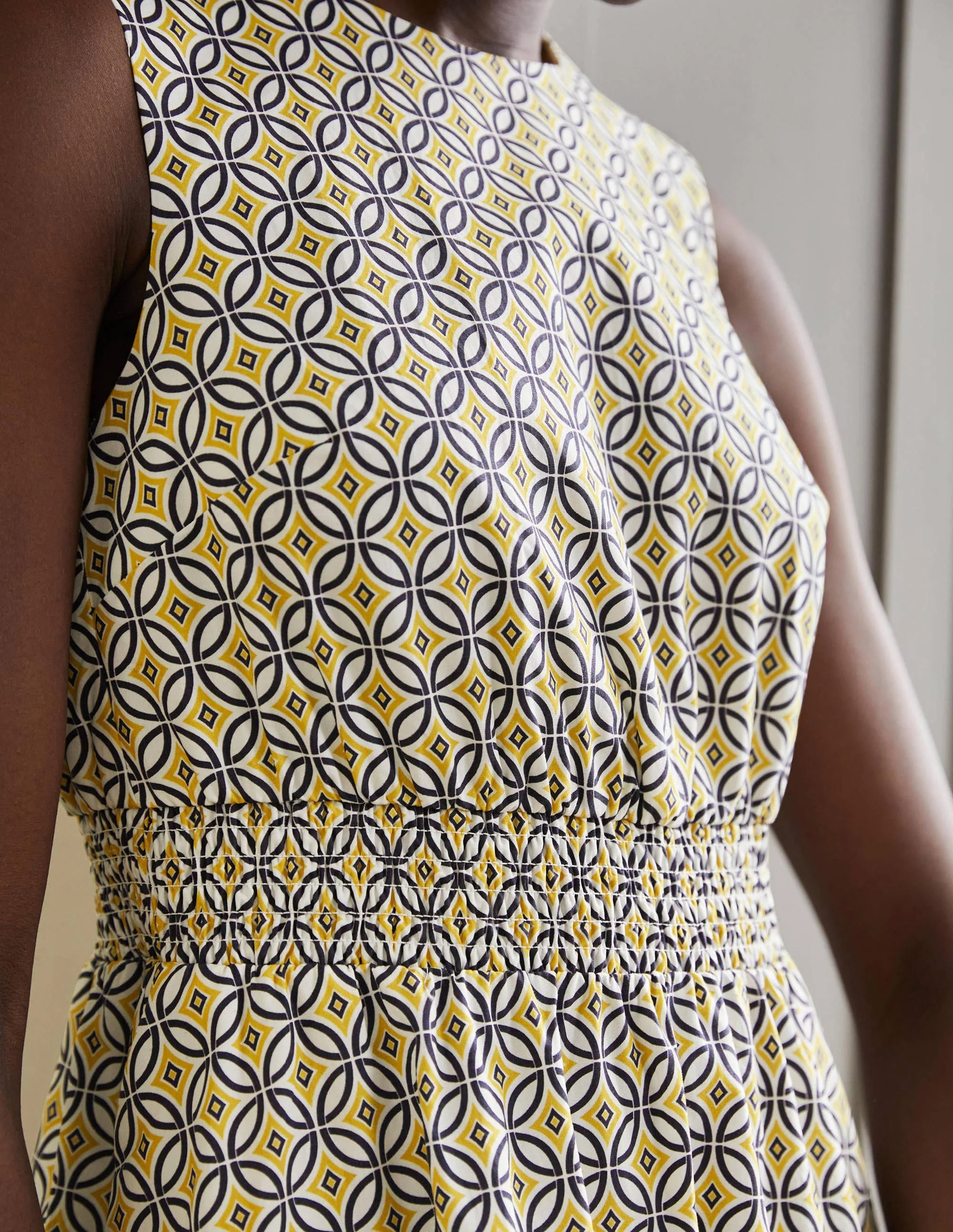 Minikleid mit gesmokter Taille-Naturweiß, Diamantenmuster - Image 2