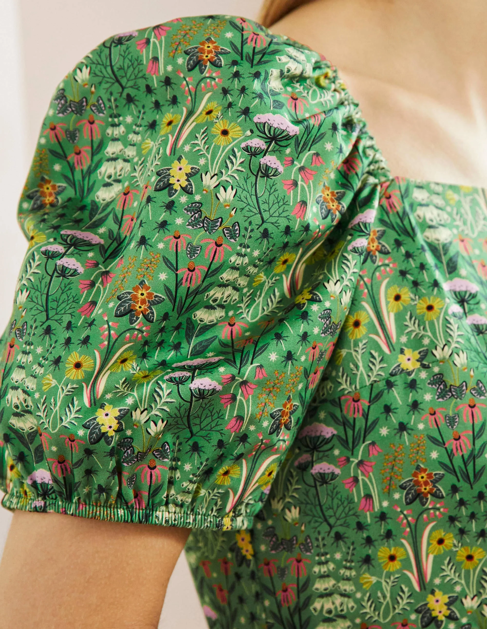 Minikleid mit Puffärmeln-Sattes Smaragdgrün, Wildblumenblüten - Image 2