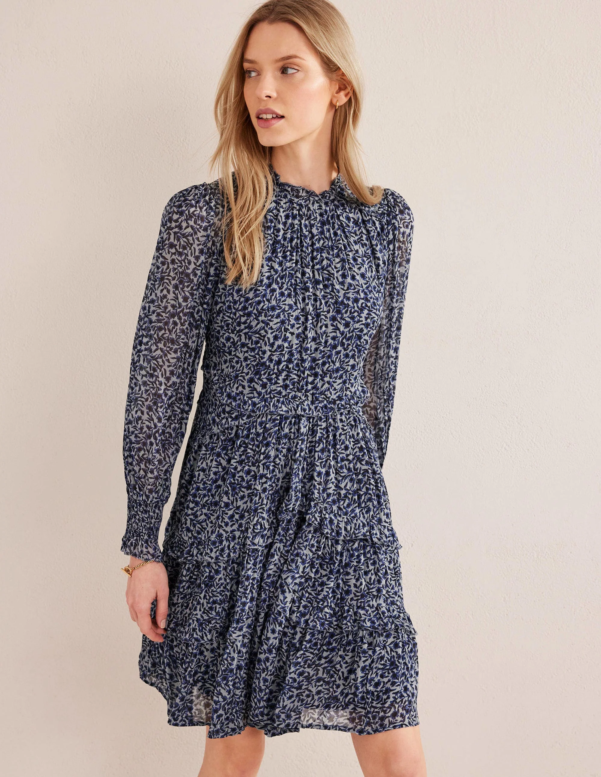 Minikleid mit Rüschen und Rückenausschnitt-Schottergrau, Abstrakte Weinranken