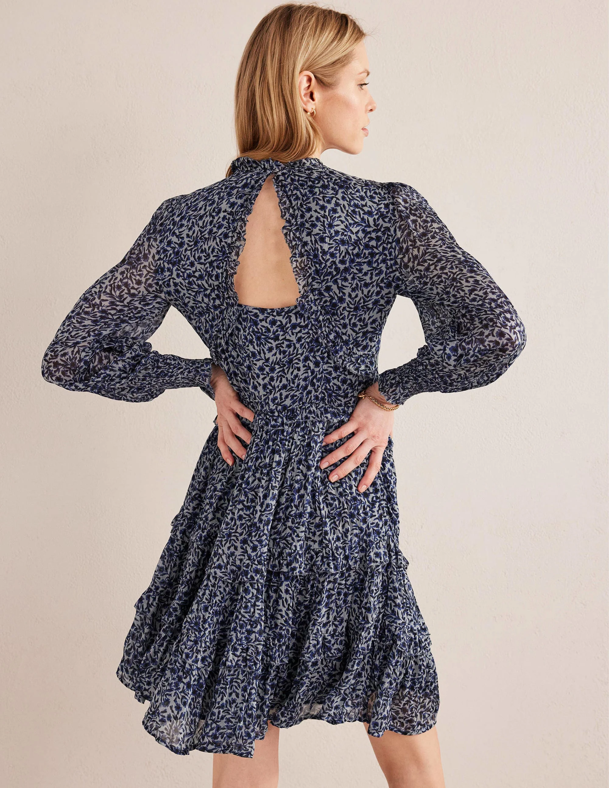 Minikleid mit Rüschen und Rückenausschnitt-Schottergrau, Abstrakte Weinranken - Image 3