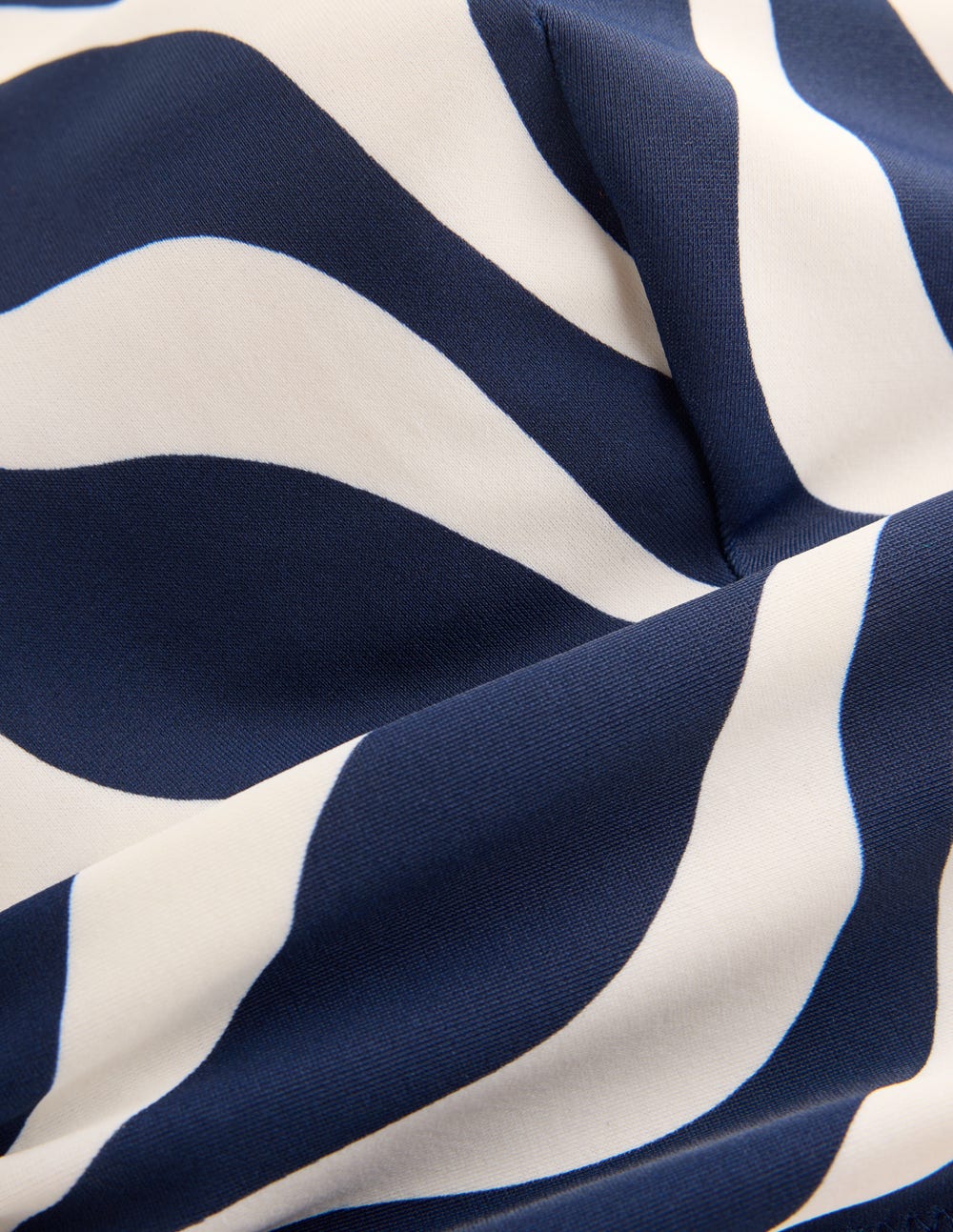 Mykonos Bikinioberteil mit tiefem V-Ausschnitt-Marineblau, Rhythmische Welle - Image 8