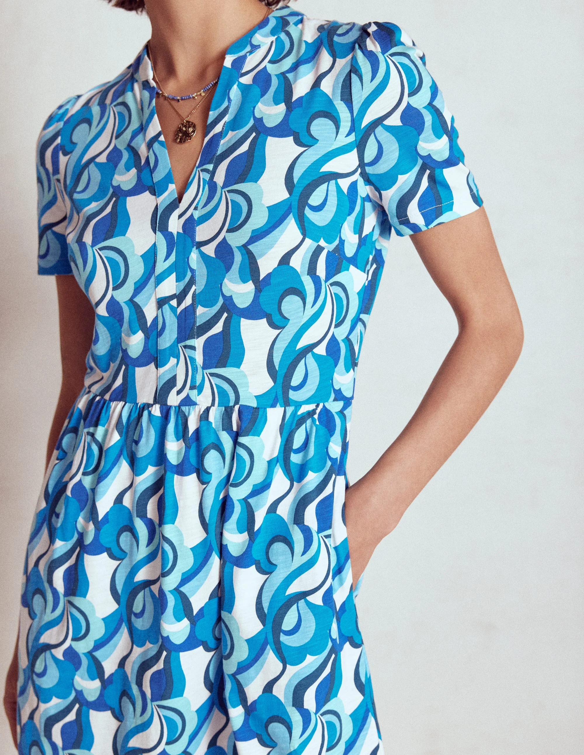 Naomi Kurzärmliges Kleid-Blau, Abstrakte Wirbel - Image 2