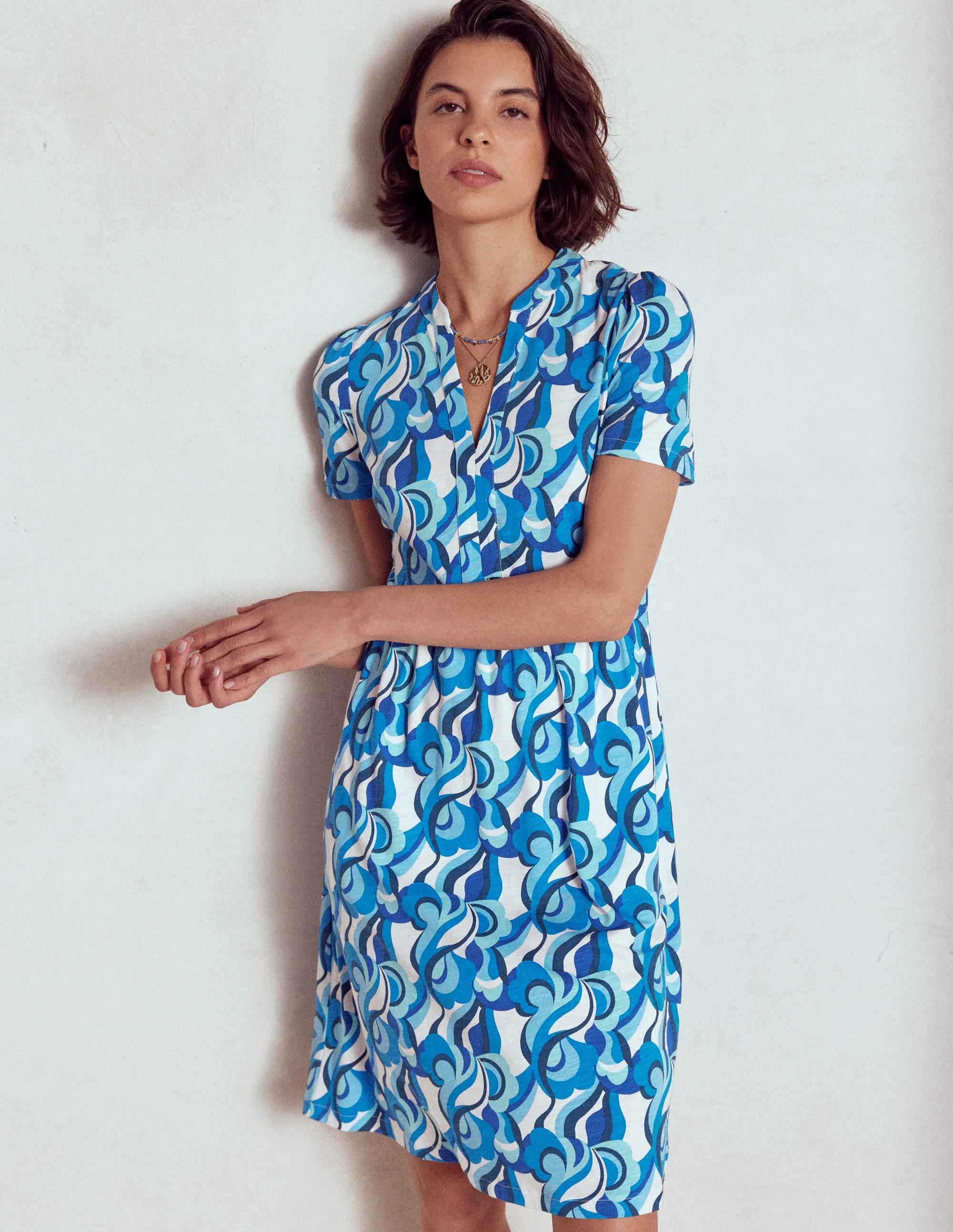 Naomi Kurzärmliges Kleid-Blau, Abstrakte Wirbel - Image 4